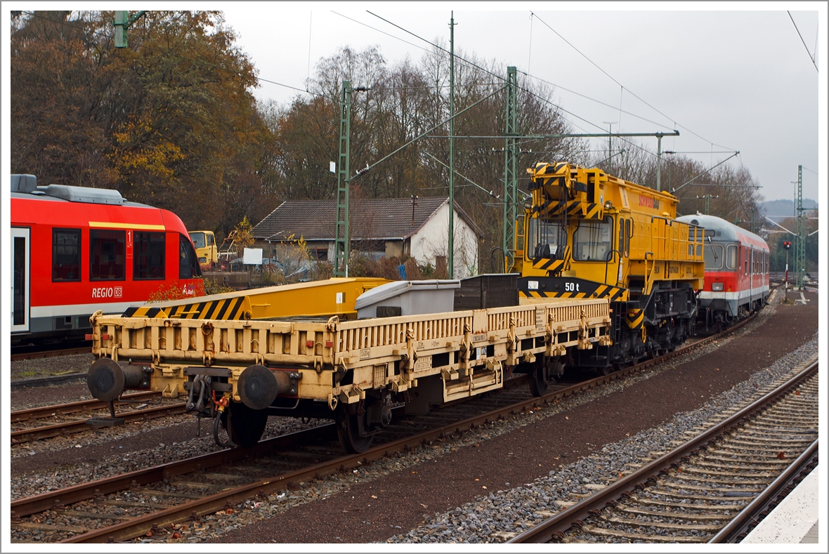 
Komplett von vorne.....
Der 50t-KIROW-Schienenkran EDK 300/5  der Schweerbau, Schweres Nebenfahrzeug Nr. 97 82 31 501 17-9 (ex 60 80 092 3 747-0) mit Schutzwagen 27 80 3349 005-5 D-WVZ, abgestellt am 24.11.2013 in Au/Sieg.
