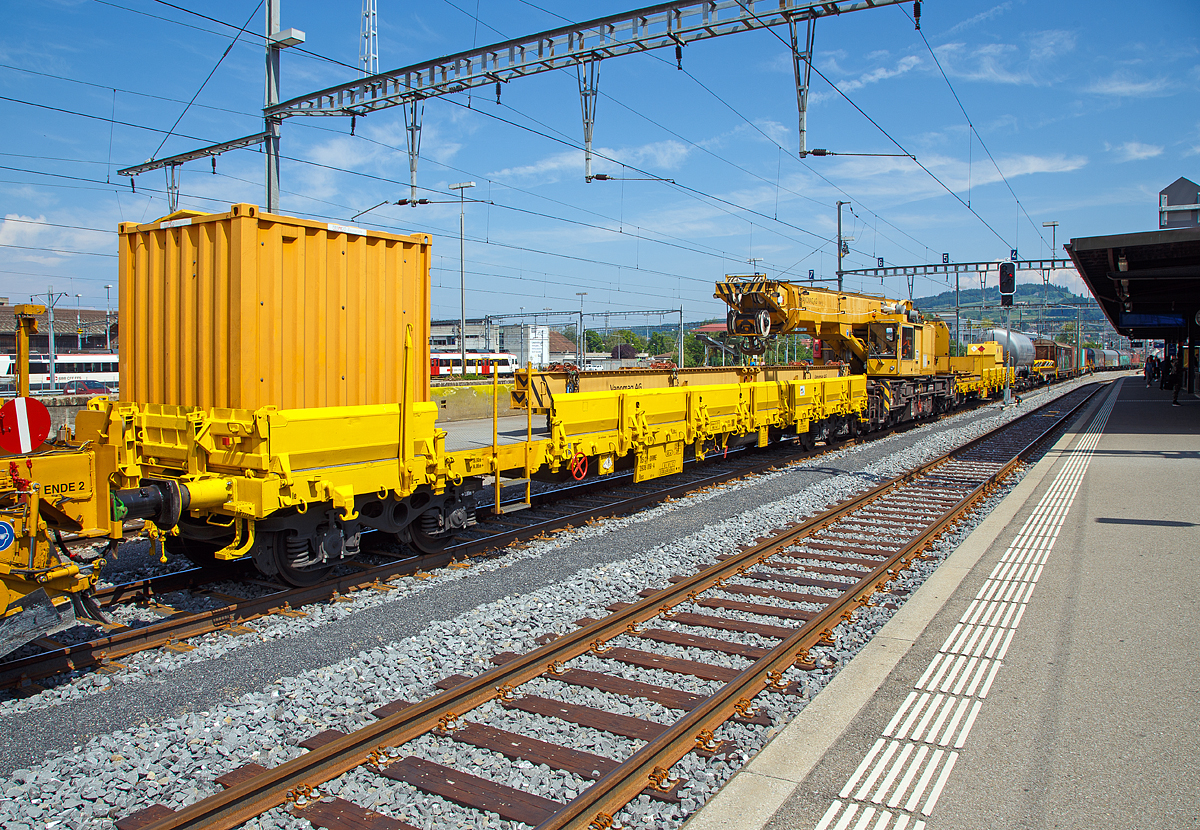Kranzug der Vanomag AG, bestehend aus dem Schutzwagen (Gattung Res 072-6) 31 85 3936 019-4 CH-ORME, dem 100 t GOTTWALD Gleisbauschienenkran GS 80.08 T (Kran V), 99 85 9219 025-5 CH-VMG VTmaass, ex VTmaass 80 85 95 81 404-3 und dem Gegengewichtwagen (Gattung Res) 37 80 3940 044-5 D-ORME, im Zugverband am 18.05.2018 beim Signalhalt im Bahnhof Yverdon-les-Bains.