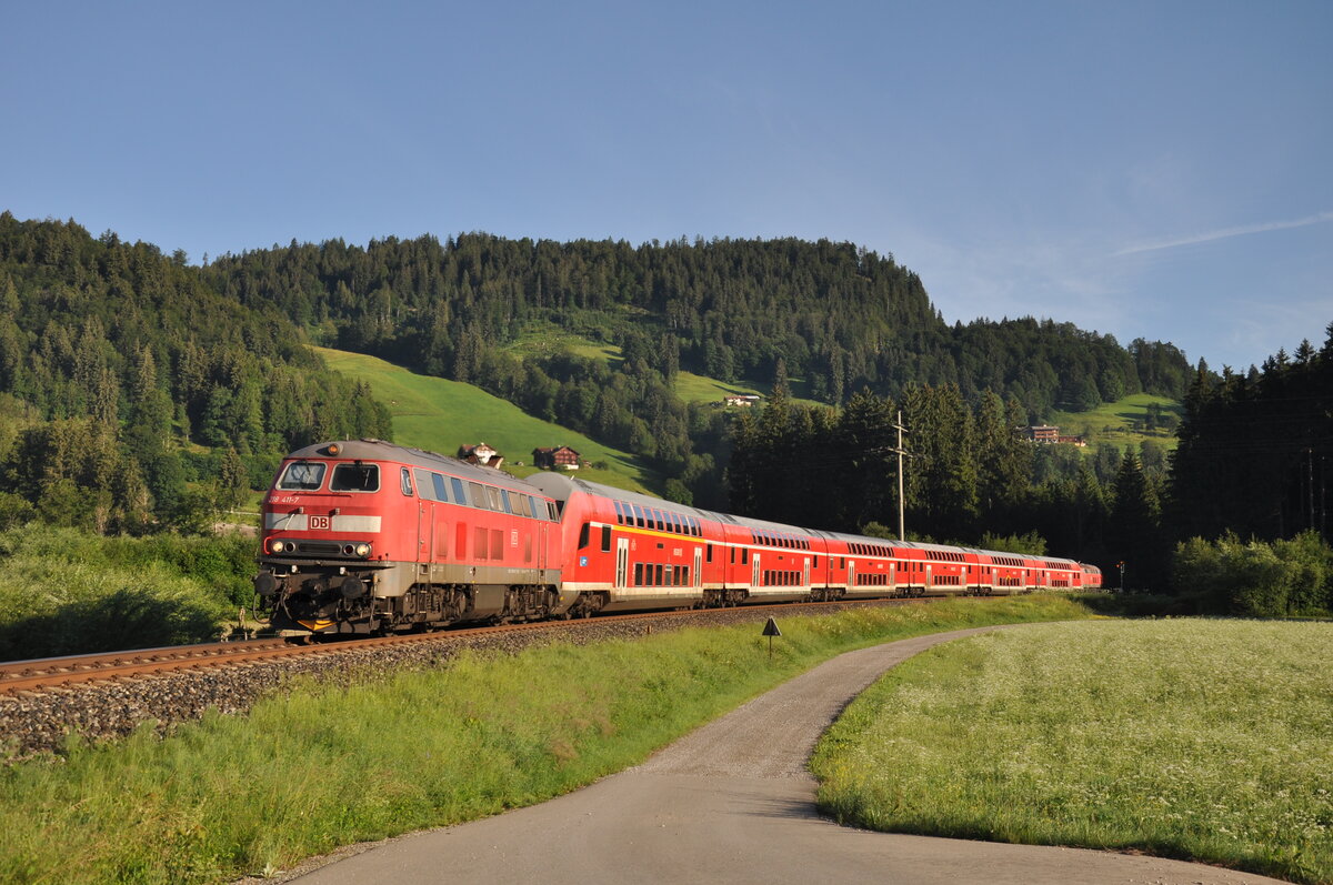 Kurz nachdem die Sonne es �ber den Berg geschafft hatte, erreicht 218 411-7 mit 218 429-9 am Zugschluss als RE76 aus Kempten(Allg�u)Hbf in K�rze den Ziel- und Endbahnhof Oberstdorf.
Nach gut 1 Stunde Wendezeit geht es zur�ck als RE76 nach M�nchen Hbf Gl. 27-36.