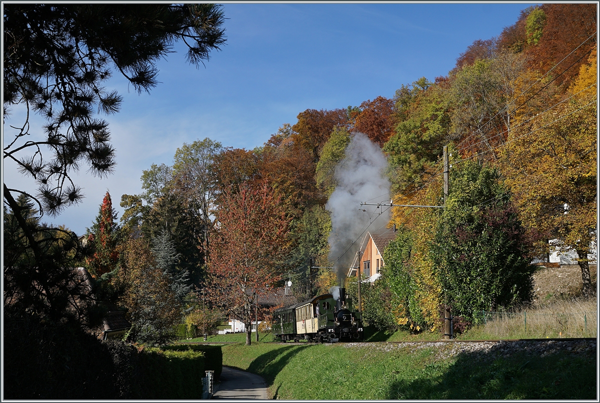  LA DER 2020 du Blonay-Chamby  / Saison Abschluss der Blonay-Chamby Bahn: Mit einem verstärkten Fahrplan und viel Dampf wird vor dem  Winterschlaf  nochmals viel Betrieb gemacht.

Obwohl mitten im Bild sieht man den bunten Dampfzug vor dem Hintergrund der herbstlichen Landschaft erst auf den zweiten Blick. Die LEB G 3/3 N° 5 (Baujahr 1890) ist mit ihren zwei RhB Wagen kurz nach Blonay auf dem Weg nach Chaulin. 

24. Okt. 2020