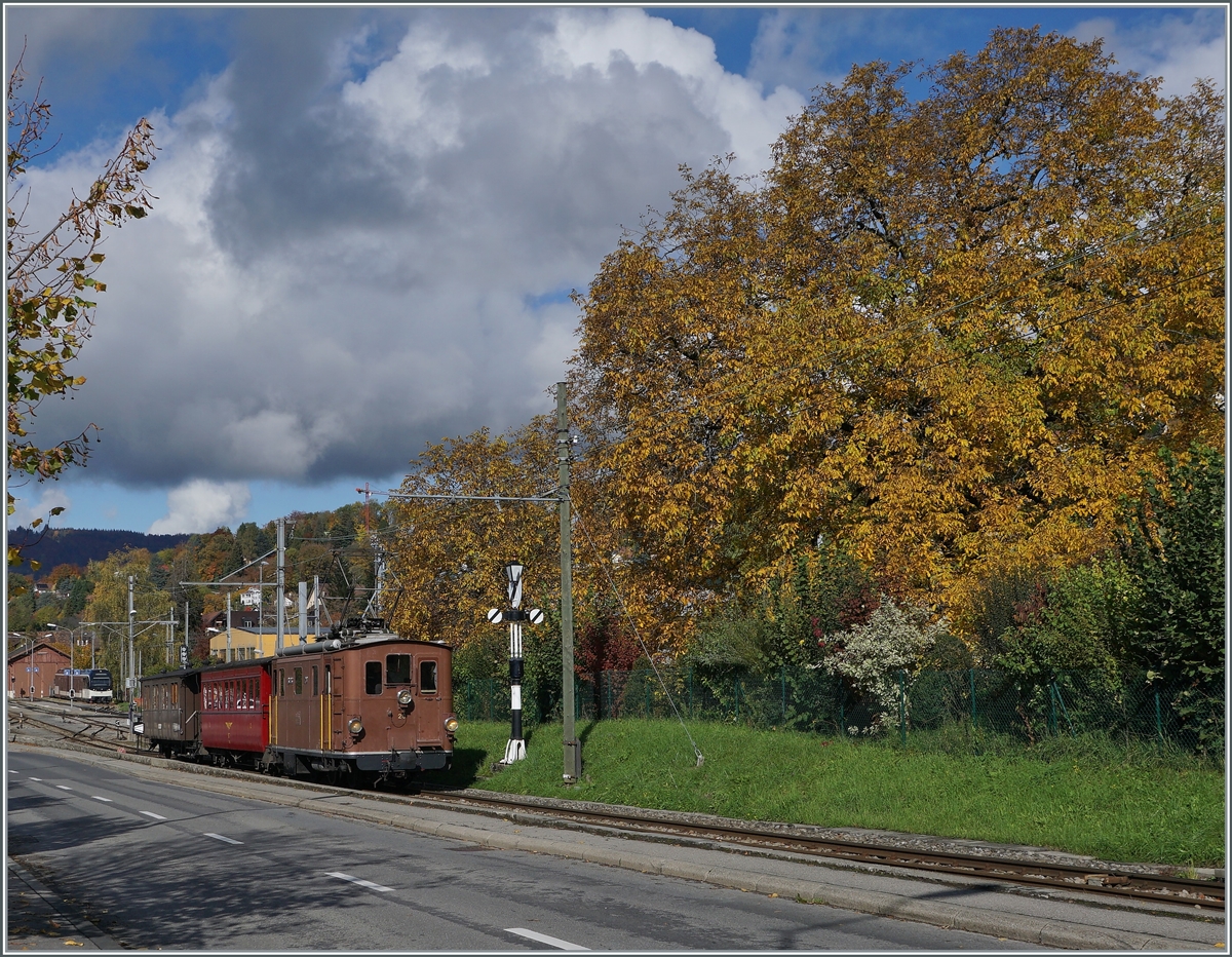  LA DER 2020 du Blonay-Chamby  / Saison Abschluss der Blonay-Chamby Bahn: Mit einem verstärkten Fahrplan und viel Dampf wird vor dem  Winterschlaf  (bzw. Arbeit im Dépôt Chaulin) nochmals viel Betrieb gemacht. Vor dem herbstlichen Hintergrund bei der Ausfahrt in Blonay, fährt die BOB HGe 3/3 (Baujahr 1926) mit dem BOB  Kaiserwagen  C3 N° 6 (Baujahr 1901) und dem NStCM C4 N° 7 (Baujahr 1910) an der Hippschen Wendescheibe vorbei in Richtung Chamby.

24. Okt. 2020