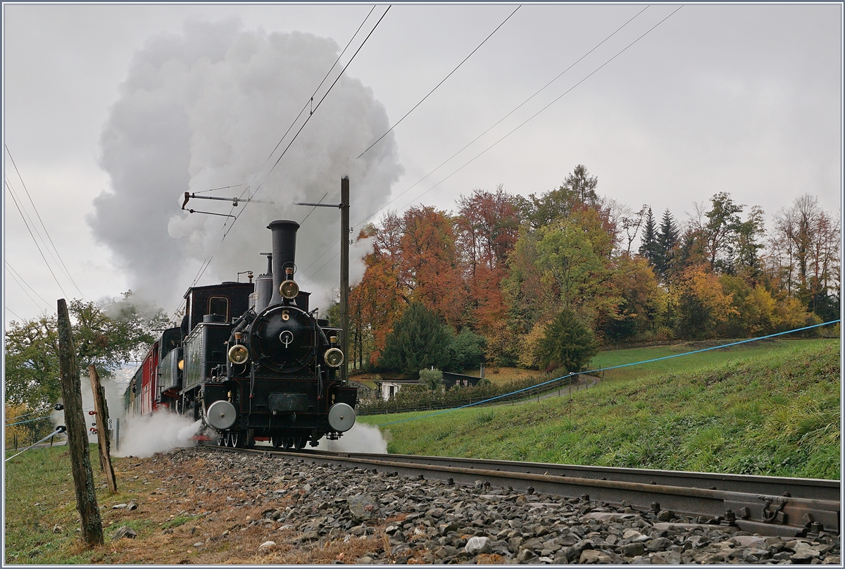 La Dernière du Blonay - Chamby - das 50. Jahre Jubiläum beschliesst die Blonay Chamby Bahn mit einer Abschlussvorstellung und liess es nochmals so richtig dampfen: die G 3/3 6 und dahinter kaum zu erkennen die G 2x 2/2 105 erreichte mit ihrem Dampfzug  Riviera Belle Epoque  von Vevey kommend, Chaulin.
Kurz zur G 3/3 N° 6: Von der Jura Simplon Bahn 1901 als zweitletzte ihrer Serie als G 3/3 909 in Betrieb genommen, wurde die G 3/3 109 bei der SBB 1915 ausrangiert und wechselte 1919 zur BAM, wo ihr infolge fehlender Nummernschilder die Ziffer  9  ihrer früheren Bezeichnung umgedreht wurde und sie zur BAM G 3/3 N° 6 mutierte. 1943 wechselte die durch die Elektrifizierung der BAM entbehrliche Lok zum Holzwerk Renfer in Biel und ging als erste Dampflok am 9. Juni 1967 zur Blonay Chamby Bahn.
Erbaut von der SLM erreicht die 24,5 Tonnen schwere Lok, 45 km/h.
(Quelle:  Prellbock/Bildband Dampflokomotiven der Brünigbahn) 
28. Oktober 2018