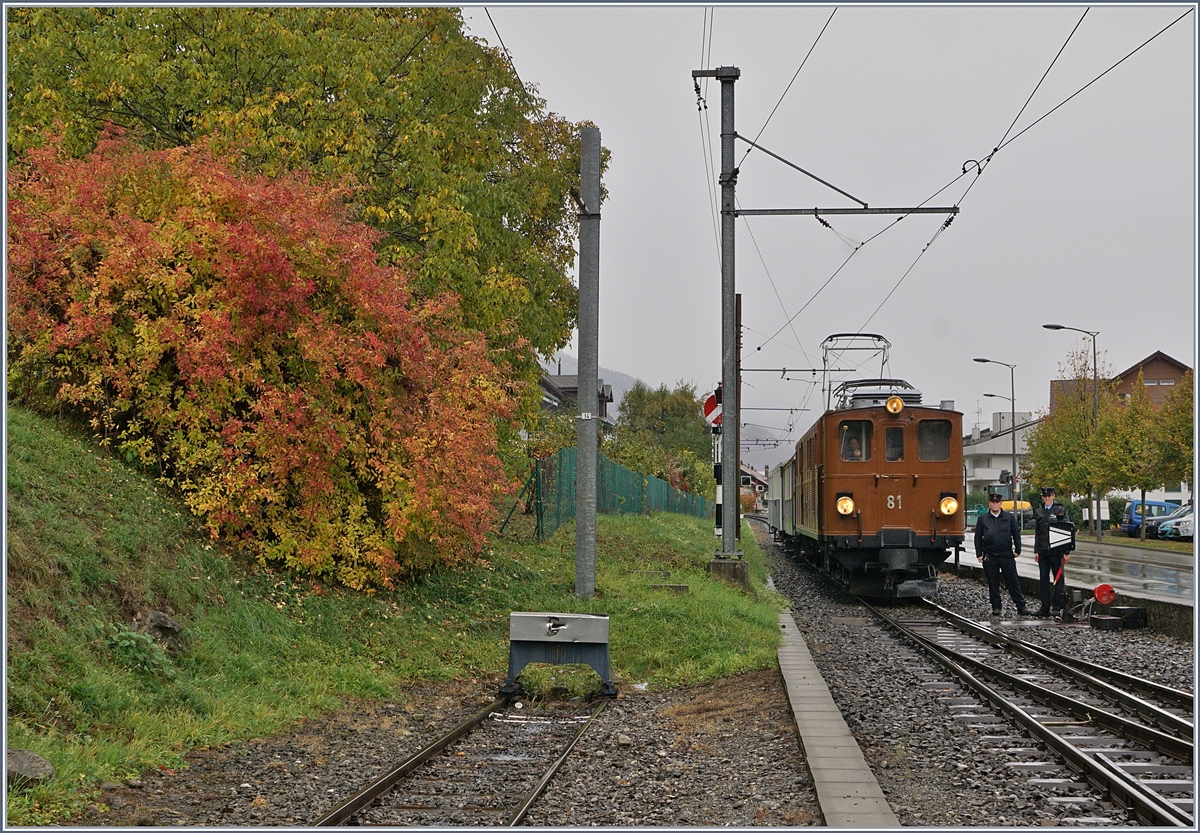 La Dernière du Blonay - Chamby - das 50. Jahre Jubiläum beschliesst die Blonay Chamby Bahn mit einer Abschlussvorstellung: Doch auch eine Museumsbahn ist den üblichen Fahrdienstvorschriften unterworfen und so warte die vorgängig mit einer roten Fahne gestoppte Berninabahn Ge 4/4 81 in Blonay auf ein freies Gleis.
28. Oktober 2018