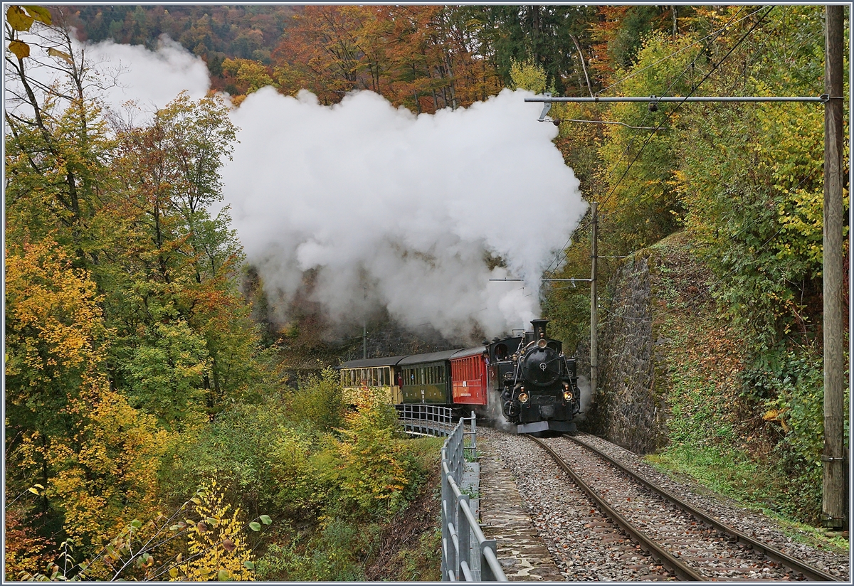 La Dernière du Blonay - Chamby - das 50. Jahre Jubiläum beschliesst die Blonay Chamby Bahn mit einer Abschlussvorstellung und liess es nochmals so richtig dampfen: Kurz nach dem langsamen Überqueren des Baie de Clarens Viadukts, verlangt die starke Steigung von de BFD HG 3/4 N° 3 und ihrer Mannschaft ein Höchstmass an Leistung bzw Fingerspitzengefühl, was sich im alleine schon am schönen Rauch zeigt.


28. Okt. 2018
