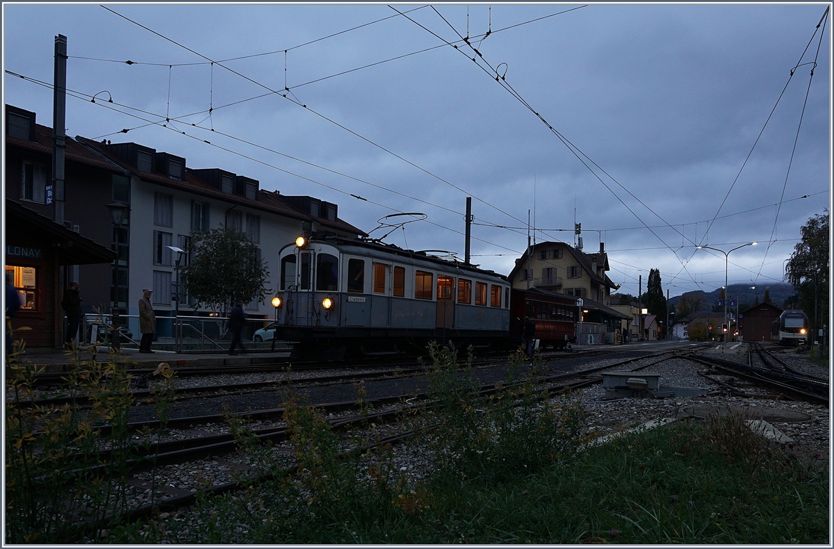 La Derni�re du Blonay - Chamby - das 50. Jahre Jubil�um beschliesst die Blonay Chamby Bahn mit einer Abschlussvorstellung. Ein Bild zur  blauen  bzw. grauen Stunde: Der MCM BCFeh 4/4 N� 6 (SIG / EGA 1905), seit 1976 bei der Blonay Chamby Bahn (Schenkung AOMC) wartet in Blonay auf die Abfahrt nach Chaulin. 
28. Oktober 2018