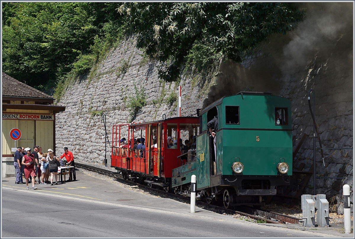 Langsam füllt sich der  Dampftage Brienz 2018 -Extrazug Zug nach Geldried.
Brienz, den 30. Juni 2018
