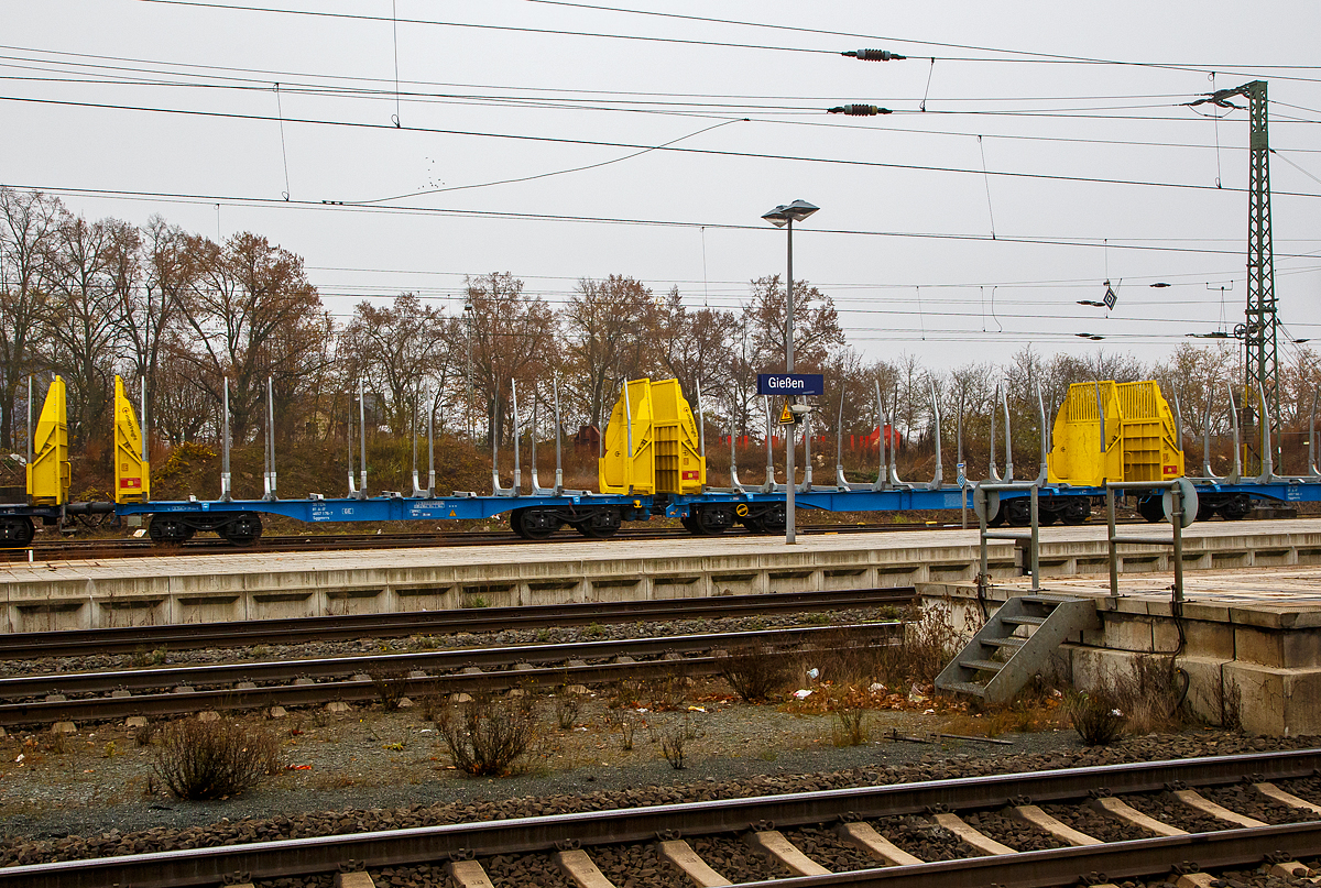 Leerer 2 x vierachsiger Flachwagen in Sonderbauart (Doppelwagen) der Gattung Sggmrrs, 35 81 4657 176-7 A-IF der österreichischen INNOFREIGHT hier als Wagon für Holztransporte mit 32 Rungen bzw. Smart GigaWood-Waggon (2x45 ft InnoWaggon) am 12.11.2021 bei einer Zugdurchfahrt im Bahnhof Gießen.

Diese Wagen sind für Prozent mehr Zuladung pro Wagen ausgelegt. Der deutsche Holzlogistiker HLG Holzlogistik und Güterbahn (Bebra) hat z.Z. über 40 dieser GigaWood-Waggons angemietet. Hier sind die Wagen speziell mit 32 Rungen für den Holztransport für Holzlänge ab 3m eingerichtet, sie können aber auch schnell für andere Einsatzzwecke umgebaut werden (modulare Container-System).

TECHNISCHE DATEN:
Spurweite: 1.435 mm (Normalspur)
Achsenanzahl : 8 pro Doppelwagen
Länge über Puffer : 29.520 mm
Drehzapfenabstand: 9.520 mm
Achsabstand in den Drehgestellen: 1.800 mm
Raddurchmesser: 920 mm (neu)
Eigengewicht : 39.000 kg
Max. Geschwindigkeit: 100 km/h
Max. Zuladung pro Doppelwagen: 141 t (ab Streckenklasse D)
Max. Ladevolumen pro Doppelwagen: 110 m³
Ladelänge: 2 x 13.436 mm (2 x 45 ft)
Ladegut: Rundholz ab 3 m länge
Entlademöglichkeiten: Logstacker oder Highlifter
Intern. Verwendungsfähigkeit: TEN-GE