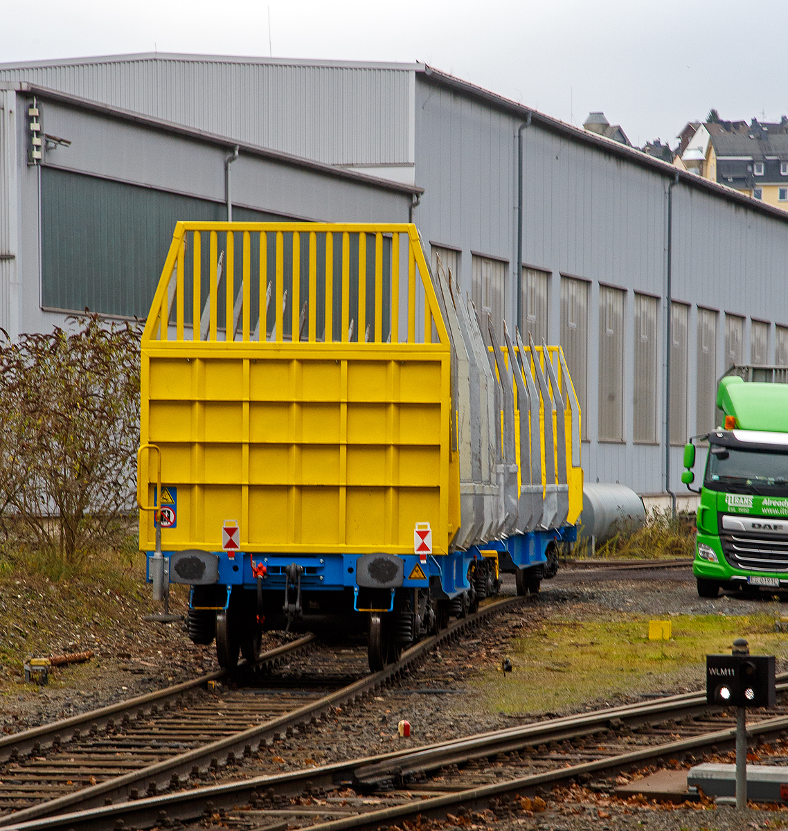 Leerer 2 x vierachsiger Flachwagen in Sonderbauart (Doppelwagen), 35 81 4657 199-9 A-IF, der Gattung Sggmrrs S240, der österreichischen INNOFREIGHT hier als Wagon für Holztransporte mit 10 Rungenpaaren bzw. Smart GigaWood-Waggon (IW 90ft 5x5 InnoWaggon) am 19.12.2021 abgestellt in Siegen-Eintracht auf der Gleisanlage der KSW - Kreisbahn Siegen-Wittgenstein (Eisern-Siegener Eisenbahn NE 437).

Der Wagen wurde 2021 von TŽV Gredelj in Kroatien unter der Nr. 005 A. Der slowakische Hersteller Tatravagónka steht zudem, wohl als Lizenzgeber, auch auf dem Fabrikschild.

Diese Wagen sind für Prozent mehr Zuladung pro Wagen ausgelegt. Der deutsche Holzlogistiker HLG Holzlogistik und Güterbahn (Bebra) hat z.Z. über 40 dieser GigaWood-Waggons angemietet. Hier sind die Wagen speziell mit 10 Rungenpaaren (20 Rungen) für den Holztransport für Holzlänge 4 oder 5 m (vorw. 5 m) eingerichtet, sie können aber auch schnell für andere Einsatzzwecke umgebaut werden (modulare Container-System).

TECHNISCHE DATEN:
Spurweite: 1.435 mm (Normalspur)
Achsenanzahl : 8 pro Doppelwagen (in 4 Drehgestellen)
Länge über Puffer : 29.520 mm
Drehzapfenabstand: 9.520 mm
Achsabstand in den Drehgestellen: 1.800 mm
Raddurchmesser: 920 mm (neu)
Höhe der Ladefläche: 1.155 mm
Eigengewicht : 36.000 kg
Max. Geschwindigkeit: 100 km/h
Max. Zuladung pro Doppelwagen: 144 t (ab Streckenklasse D)
Max. Ladevolumen pro Doppelwagen: 124 m³
Ladequerschnitt: 8 m²
Ladelänge: 28.130 mm (90 ft)
Ladegut: Rundholz in 4 oder 5m Länge
Lademöglichkeit: 6 x 4 m Pakete oder 5 x 5 m Pakete
Entlademöglichkeiten: Logstacker oder Highlifter
Bremse: KE-GP-A (K)
Bremssohle: Jurid 822
Kleinster befahrbarer Gleisbogen: R = 75m
Intern. Verwendungsfähigkeit: TEN-GE