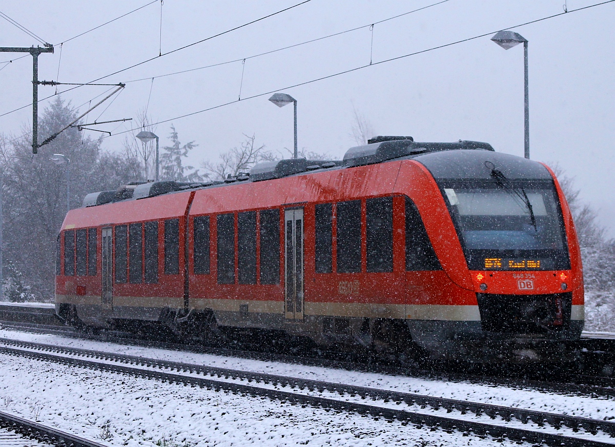 Leichter Schneefall im Norden...DB Regio 0648 354/854 als RE 74 nach Kiel verlässt hier Schleswig. 19.01.2015