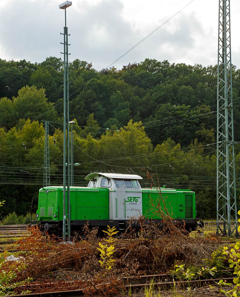 Leider etwas ungeschickt abgestellt....
Die SETG V100.52 alias 211 308-2 (92 80 1211 308-2D-SRA) der Salzburger Eisenbahn TransportLogistik GmbH, ex DB 211 308-2, ex DB V 100 1308, ist am 24.08.2021 im Rbf Betzdorf (Sieg) abgestellt.
Die V 100.10 (West) wurde 1962 von Krauss-Maffei in München-Allach unter der Fabriknummer 18904 gebaut und als V 100 1308 an die Deutsche Bundesbahn geliefert, zum 01.01.1968 erfolgte die Umzeichnung in 211 308-2 und bereits 1986 die Ausmusterung bei der DB. 1989 ging sie an die MHE - Meppen-Haselünner Eisenbahn, ab 1993 dann EEB - Emsländische Eisenbahn GmbH (Meppen). Im Jahr 2018 ging sie dann an die S-Rail GmbH (Freilassing) ein Tochterunternehmen Salzburger Eisenbahn TransportLogistik GmbH.