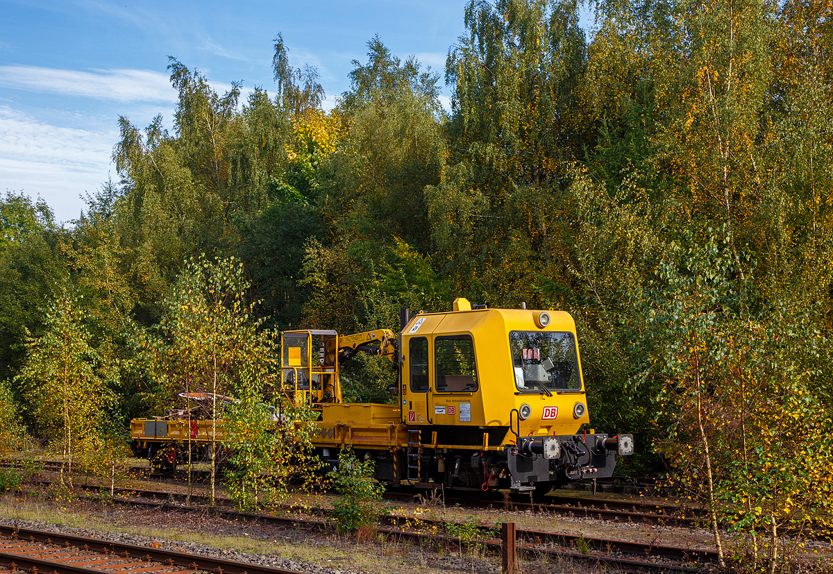 Leider etwas verdeckt...
Das Gleisarbeitsfahrzeug GAF 100 R (Schweres Nebenfahrzeug Nr. 97 17 50 011 18-3) mit Gleiskraftwagenanhänger H26 – BA 302 (Schweres Nebenfahrzeug Nr. 30.2.028) beide von der DB Netz AG (NL West), sind am 29.09.2017 im Bahnhof Herdorf abgestellt.

Das GAF 100 R wurde 1996 von der GBM (Gleisbaumechanik Brandenburg/H. GmbH) unter der Fabriknummer 52.1.147 gebaut, es hat die EBA Nummer EBA 96 P01 N046. Der Gleiskraftwagenanhänger H26 wurde 1992 von der GBM unter der Fabriknummer 30.2.028 gebaut.

Technische Daten GAF:
Achsfolge: B
Länge über Puffer: 9.100 mm
Achsabstand: 4.800 mm
Höchstgeschwindigkeit: 100 km/h
Eigengewicht: 16 t
Zul. Anhängelast: 40 t / (80 t mit Regelzugeinrichtung dann Hg 60 km/h)
Nutzlast : 5,0 t
Zur Mitfahrt zugel. Personen:6

Der Antrieb des zweiachsigen Fahrzeuges erfolgt von einem 6 Zylinder, wassergekühlten MAN D 0826 LOH 07 Dieselmotor mit 169 kW (230 PS) Leistung über Lastschaltwendegetriebe auf die Radsatzgetriebe.

Technische Daten Gleiskraftwagenanhänger:
Achsanzahl: 2
Achsabstand: 4.800 mm
Länge über Puffer: 9.100 mm
Höchstgeschwindigkeit: 80 km/h
Eigengewicht: 7,2 t
Nutzlast : 9,0 t
