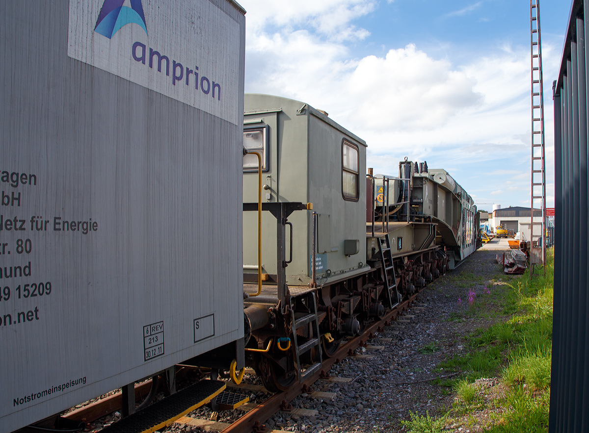 
Leider f�r ein Foto sehr ung�nstig abgestellt, ich konnte ihen nur durch den Zaun fotografieren...
Der 20-achsiger Tragschnabelwagen (84 80 D-AMPR 996 0 003-5) der Amprion GmbH beladen mit Transformator (Gro�umspanner) am 29.08.2015 in Kreuztal. 

Der Tragschnabelwagen hat ein Eigengewicht von 117 t, der Trafo (Ladegut) hat ein Gewicht von 250 t. Beladen mit dem Trafo hat der Wagen eine L�nge �ber Puffer von 41,14 m.

Die Amprion GmbH ist ein deutscher �bertragungsnetzbetreiber f�r den Strombereich. Das Unternehmen, welches als Teil des RWE-Konzerns entstand, besch�ftigt etwa 1100 Mitarbeiter, sein Hauptsitz befindet sich in Dortmund.
