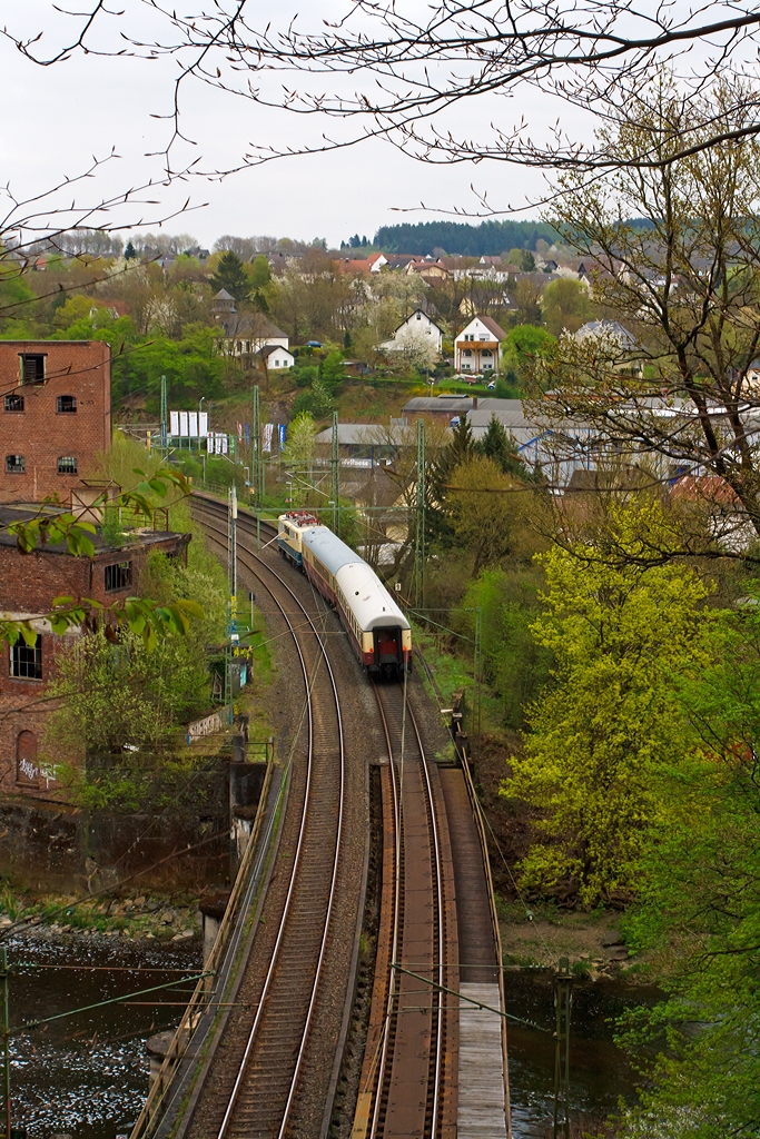 
Leider habe ich sie nur noch als Nachschuss bekommen.....

Die schöne nun wieder in ozenanblau/beige lackierte 111 001-4 vom DB Museum Koblenz fährt am 10.04.2014 mit zwei Glubwagen durch Scheuerfeld/Sieg in Richtung Siegen , um dort 141 248- 5, 212 372-7 und 82 008 abzuholen und in ihre neue Heimat zubringen. 

Die Lok wurde 1974 bei Krauss-Maffei unter der Fabriknummer 19738 gebaut und hat die NVR-Nummer 91 80 6111 001-4 D-DB.