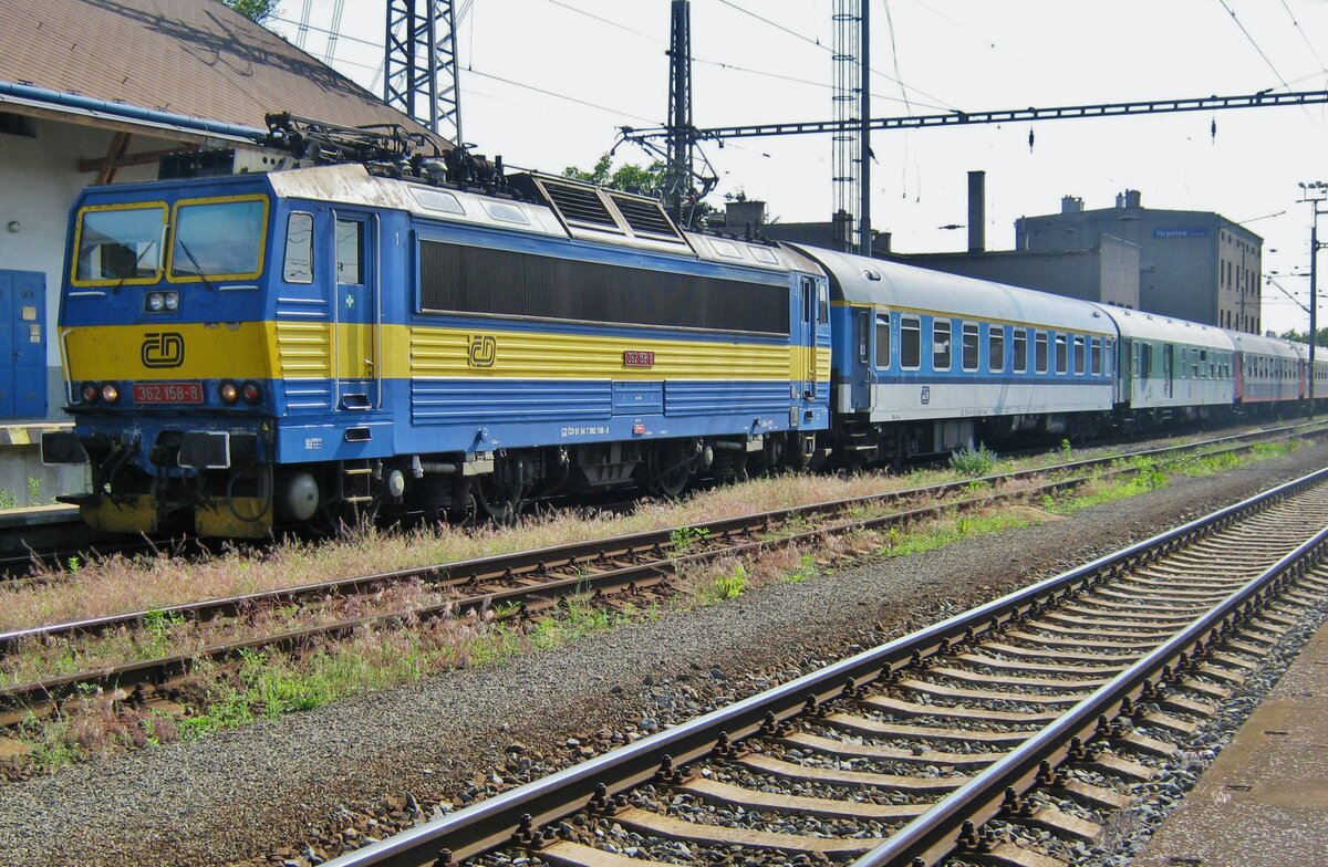 Leider ins Gegenlicht: CD 362 158 steht am 30 Mai 2012 in Hranice-nad-Morave.
