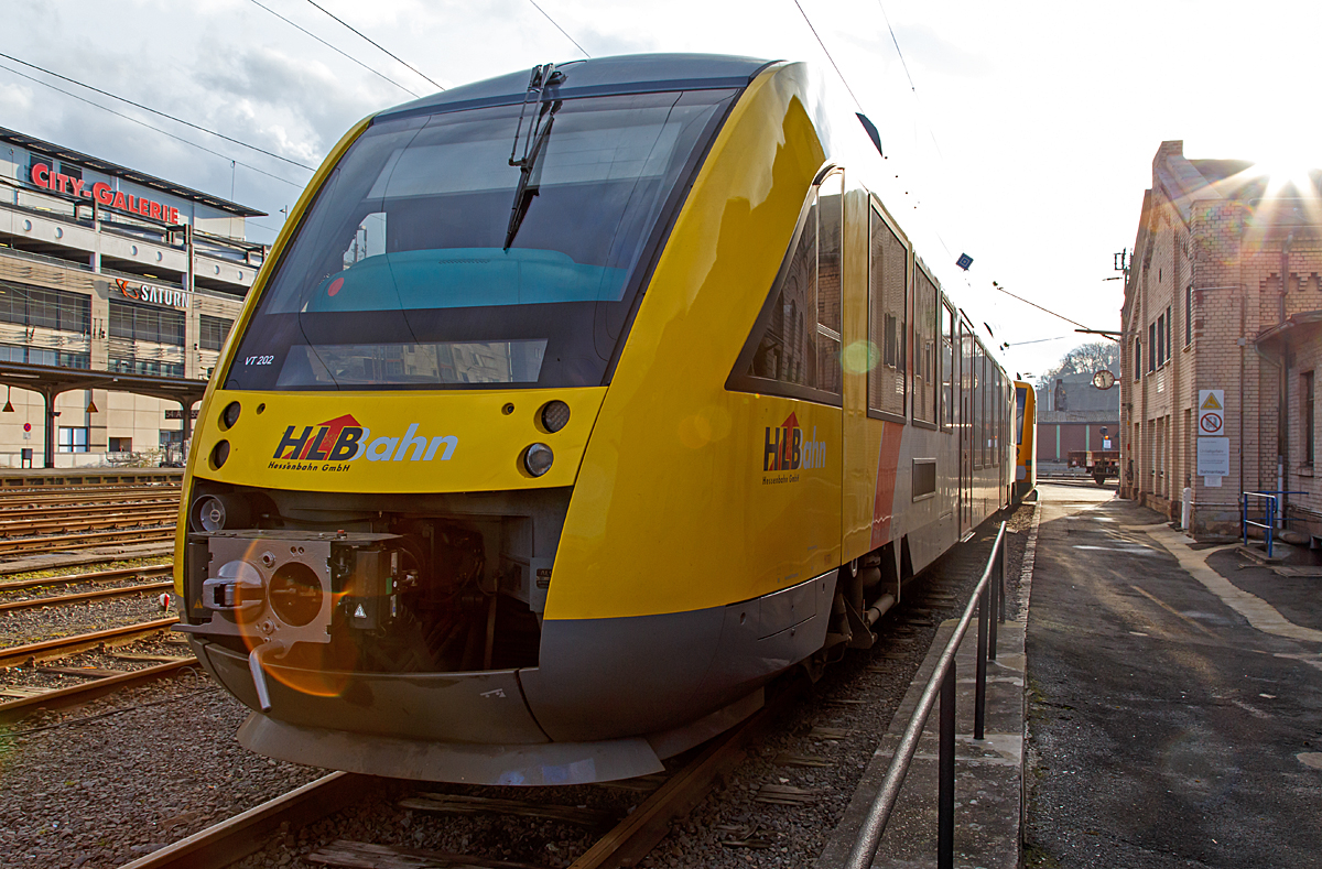 
Leider mit etwas Reflektionen, da im Gegenlicht....
Der VT 202 (95 80 0640 102-9 D-HEB) ein Alstom Coradia LINT 27 der (Hessische Landesbahn), ex Vectus VT 202, ist am 21.02.2015 beim Hbf Siegen angestellt.

Der Triebwagen wurde 2004 Alstom (LHB)  in Salzgitter unter der Fabriknummer 1187-002 für die vectus Verkehrsgesellschaft mbH gebaut, mit dem Fahrplanwechsel am 14.12.2014 wurden alle Fahrzeuge der vectus nun Eigentum der HLB.
