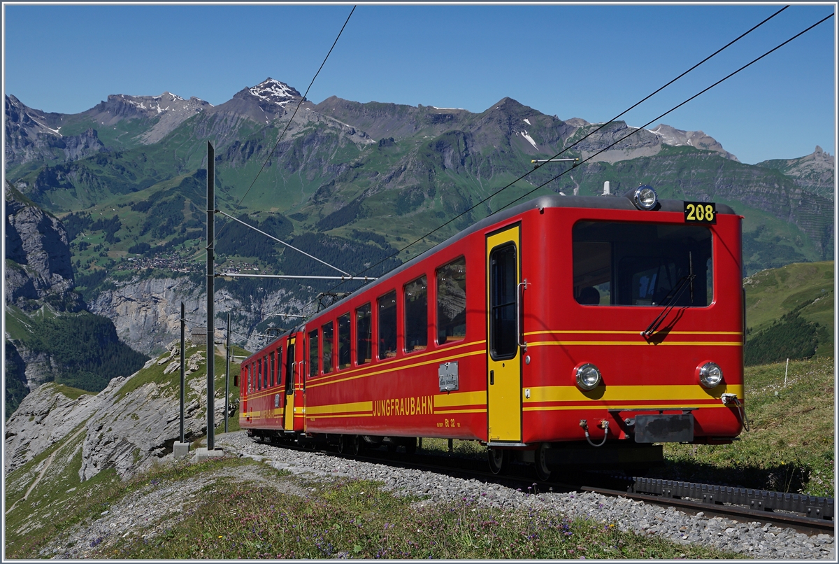 Leider nähert sich nun das Ende der  klassischen  JB Pendelzüge; jahrelang prägten sie das Gesicht der Jungfraubahn. 
Hier ist einer auf Talfahrt, kurz nach der Station Eigergletscher.
8. August 2016