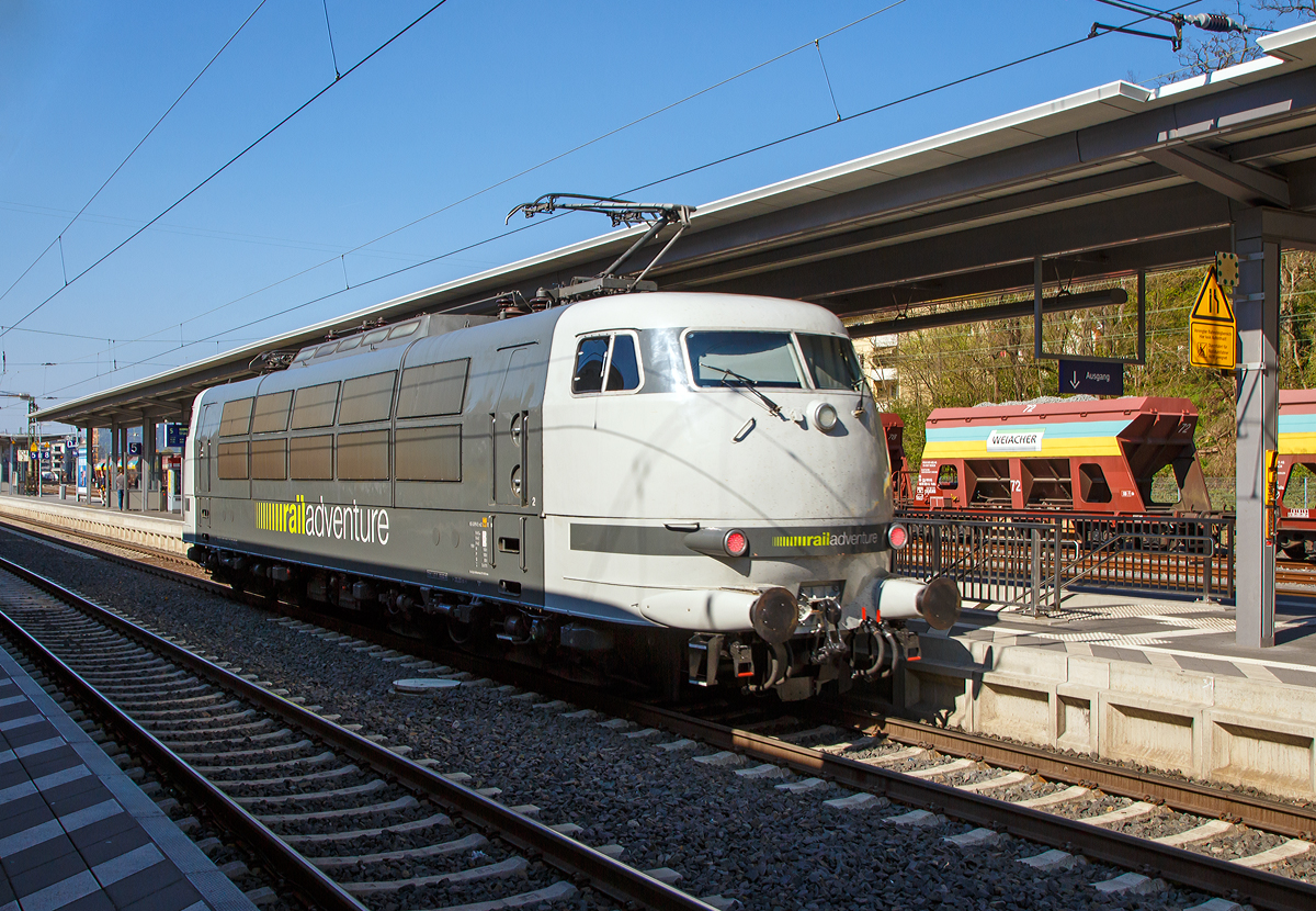 Leider nicht mehr in purpurrot/beige (in der TEE-Lackierung), aber immer noch schnell und stark.....
Die 103 222-6 (91 80 6103 222-6 D-RADVE) der RailAdventure, ex DB 103 222-6, ex DB 750 003-6, fährt am 09.04.2017 als Lz (solo) durch den Bahnhof Marburg an der Lahn in Richtung Kassel.

Die 103.1 (lange Ausführung mit Pufferverkleidung) wurde 1973 bei Krauss-Maffei AG in München unter der Fabriknummer 19635 gebaut, der Elektrische Teil ist von Siemens. Als 103 222-6 fuhr sie bis 1989 bei der DB (Deutsche Bundesbahn), bis dahin hatte sie eine Höchstgeschwindigkeit von 200 km/h. Im September 1989 wurde die 103 222-6 mit Getriebe sowie den Schnellfahrdrehgestellen der ursprünglich für 250 km/h zugelassenen 103 118-6 ausgerüstet und zu Versuchszwecken für eine Höchstgeschwindigkeit von 280 km/h zugelassen. Gleichzeitig wurde sie nach dem Umbau wegen des experimentellen Charakters in 750 003-6 als Bahndienstfahrzeug umgezeichnet. Seit Ende Mai 2005 wird die Lokomotive wieder als 103 222-6 bezeichnet, ist aber nach wie vor betriebsfähig und ebenfalls noch immer bis 280 km/h zugelassen. Die 103 222 wurde 2014 für 551 000 € an die Firma Railadventure versteigert. Im selben Jahr erhielt die Maschine erneut eine Hauptuntersuchung mit Neulackierung im Corporate Design von Rail Adventure im Werk Dessau.


TECHNISCHE DATEN der 103 222-6 (nach Umbau):
Achsfolge: Co´Co´
Spurweite: 1.435 mm
Drehgestellmittenabstand: 9.600 mm
Achsstand im Drehgestell: 2 x 2.250 mm
Gesamtachsstand: 14.100 mm
Länge über Puffer: 20.200 mm
größte Breite: 3.090 mm  
größte Höhe ü. SO.: 4.492 mm  
Dienstgewicht: 114 t
Achslast: 19 t
Gewicht Drehgestell:  31.000 kg 
Kleinster Befahrbarer Radius: 140 m
Antriebsart: Siemens-Gummiring-Kardan-Hohlwellenantrieb mit einseitigem Stirnradgetriebe
Bremse:   Druckluft-Klotzbremse KE - GPR - E mZ 
Elektrische Bremse:   2 x fahrleitungsunabhängige (eigenerregte) Gleichstrom-Widerstandsbremse
Stromsystem:  15 kV, 16 2/3 Hz
Stromabnehmer:  2 x Einholmstromabnehmer SBS 65

Fahrmotoren:  6 x zwölfpoliger Wechselstrom-Reihenschlußmotor, Typ:   WB 368/17f (SSW)
Höchstdrehzahl:  1 525 U/min.
Dauerleistung: 1.180 kW
Motorgewicht:   3.500 kg
Zahl der Fahrstufen:  39

Fahrleistungen:
Höchstgeschwindigkeit:  280 km/h
Kurzzeitleistung: 10.400 kW (14.140 PS), auf 9.000 kW (12.236 PS) begrenzt
Stundenleistung: 7.780 kW (10.578 PS)
Dauerleistung:  7.440 kW (10.115 PS)
Anfahrzugkraft:  312 kN

Die BR 103 ist immer noch die Stärkste und eine der Schnellsten deutschen Loks.