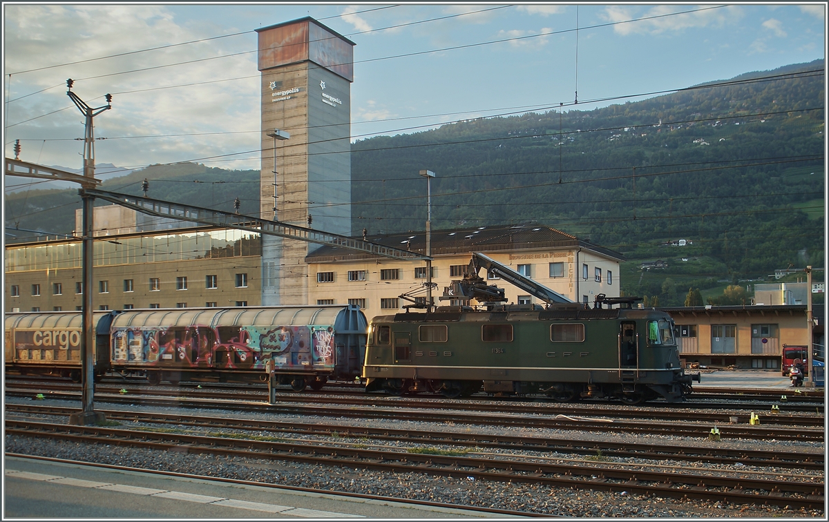 Leider nur durchs Fenster, versprayt und abgeschnitten - aber GRÜN! Jedenfalls die Re 4/4 II 11364 in Sion.
7. August 2015
