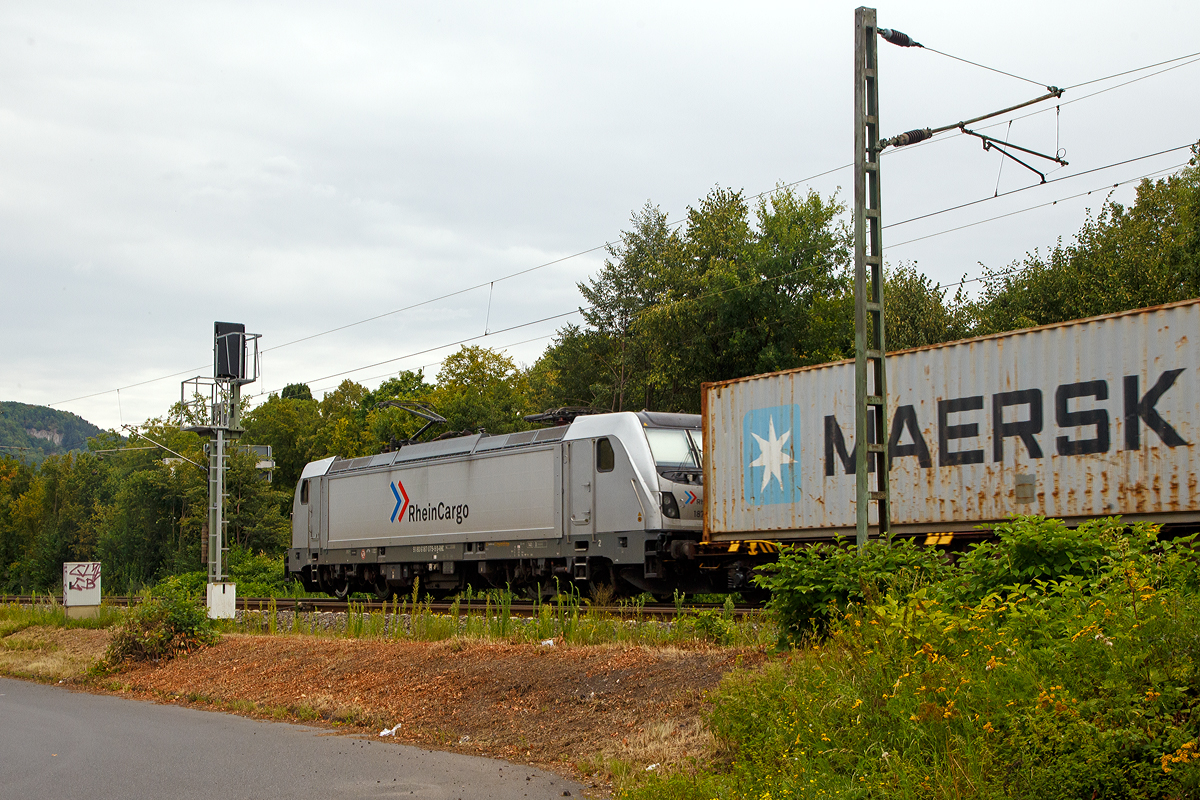 
Leider nur im Nachschuss: Die RheinCargo 187 079-9 (91 80 6187 079-9 D-RHC) fährt am 03.08.2020 mit einem KLV-Zug durch Bad Honnef in Richtung Norden.  

Die TRAXX F140 AC3 wurde 2016 von Bombardier in Kassel unter der Fabriknummer 35261 gebaut.     