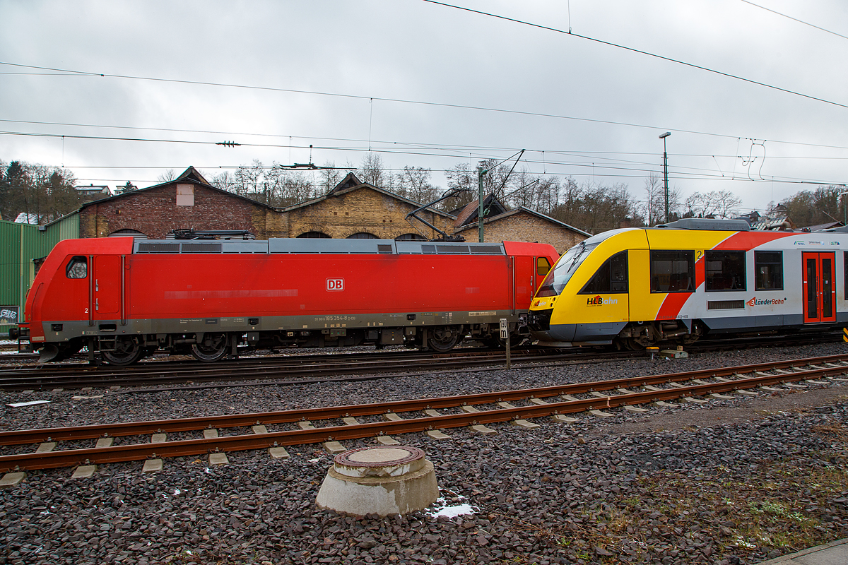 Leider zugefahren....
Während vorne der VT 266 (95 80 0648 166-6 D-HEB / 95 80 0648 656-6 D-HEB) ein Alstom Coradia LINT 41 der HLB (Hessische Landesbahn), am 06.04.2021 in Betzdorf (Sieg) aus der Abstellgruppe auf Gleis 106 einfährt und dort als RB 93 „Rothaarbahn“ nach Bad Berleburg bereitgestellt wird. Fährt dahinter aus Gleis 105 die 185 354-8 (91 80 6185 354-8 D-DB) der DB Cargo AG, mit einem KLV-Zug durch Betzdorf (Sieg) in Richtung Siegen.
