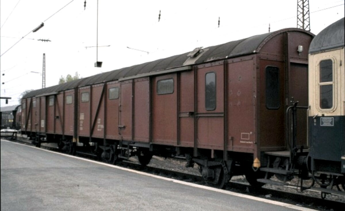 Leigeinheit für Stückgut-Schnellverkehr Hkks-uvz 392 in Tübingen am 12.04.1981.