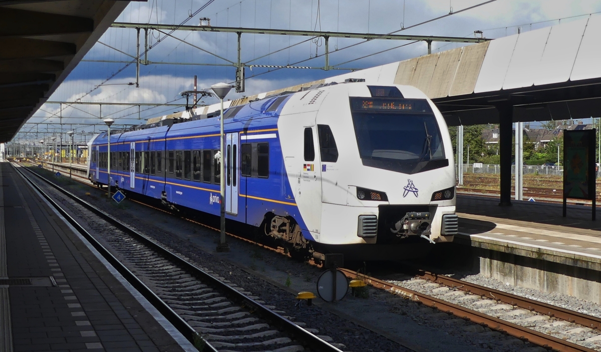 Limax, Flirt 3 von Arriva, (94 84 4 030 550-4) erreicht aus Aachen kommend den Bahnhof von Maastricht, nach kurzem Halt fährt dieser weiter nach Lüttch-Guillemins. 12.09.2024
Seit dem 30. Juni verkehrt der R 18, zwischen Aachen – Maastricht - Lüttich im Stundentakt ohne umsteigen, zudem zwischen Aachen und Maastricht im Halbstundentakt.