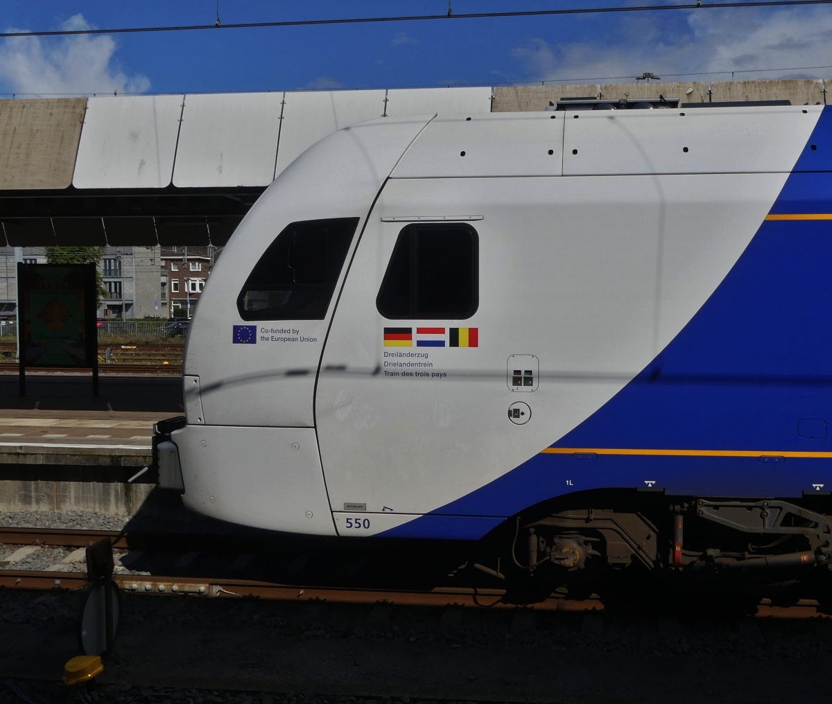 Limax Flirt 3 von Arriva, (94 84 4 030 550-4), Geschm�ckt mit den Dreil�nderfahnen, unterwegs als Dreil�nderzug. 12.09.2024 