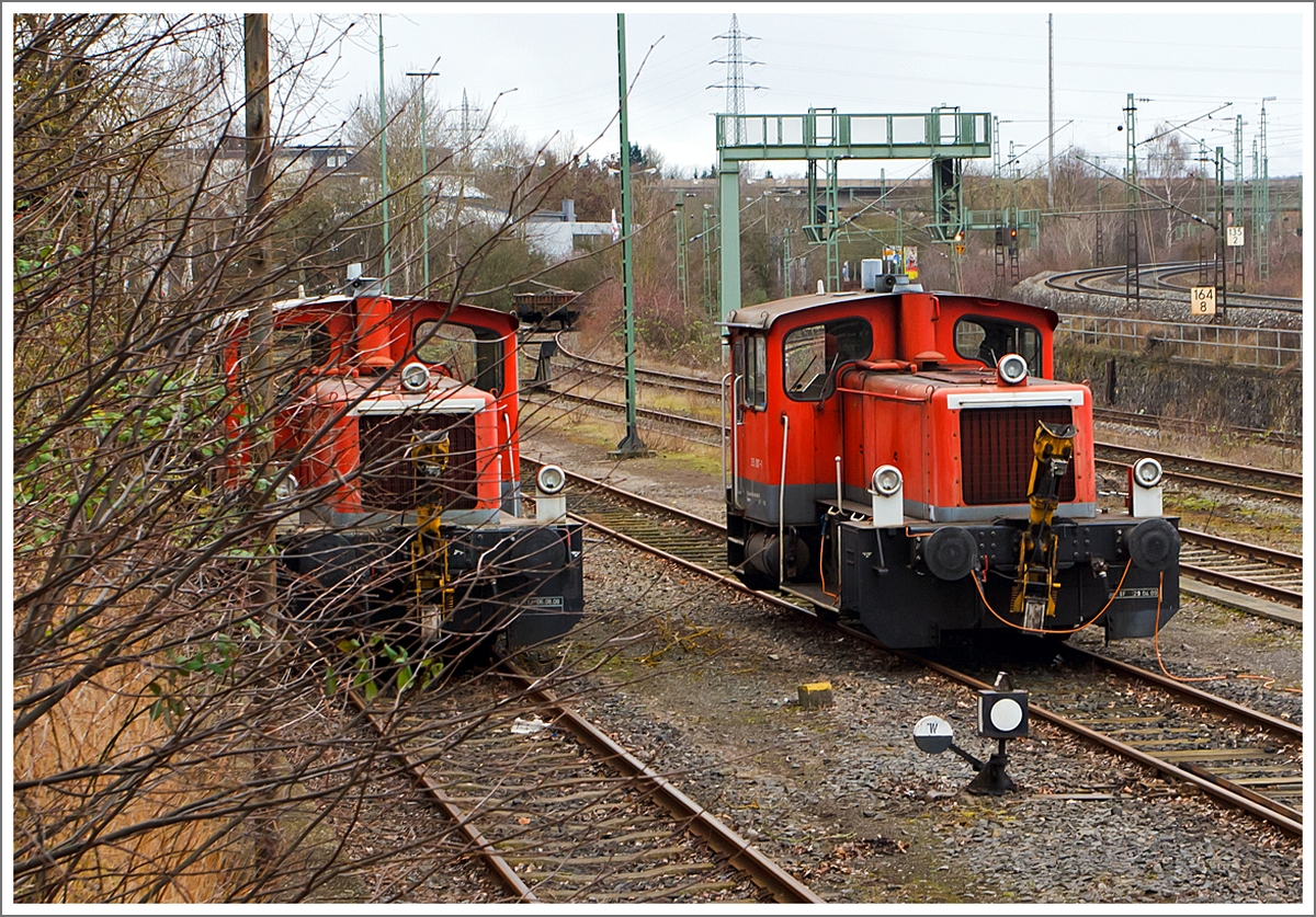 Links etwas verdeckt eine mir unbekannte 335er und rechts die bei Jung gebaute 335 007-1, ex DB 333 007-3, abgestellt am 15.02.2014 in Gießen.

Die 335 007-1 wurde 1968 bei Jung, Jungenthal bei Kirchen an der Sieg unter der Fabriknummer 14047  gebaut und als 333 007-3 an die DB - Deutsche Bundesbahn geliefert. 1989 erfolgte der Umbau auf Funkfernsteuerung und umbezeichnung in 335 007-1. Im Jahre 2007 bekam sie dann auch die NVR-Nummer 98 80 3335 007-1 D-DB.

Die Loks der BR 335 haben einen MWM-Motor vom Typ RHS 518A mit einer Dauerleistung von 177 kW (240 PS) und eine Höchstgeschwindigkeit von 45 km/h. Die Kraftübertragung erfolgt (wie bei allen BR 333 und 335) vom Motor über das hydraulische Wendegetriebe, über Gelenkwelle und zusätzliche Achsgetriebe.
Die Kraftübertragung über Gelenkwelle ist eine Weiterentwicklung Gmeinder aus dem Jahre 1965. 
Das ist auch der wesentliche Unterschied zu den BR 331 und 332, hier erfolgt die Kraftübertragung über Kette. 
