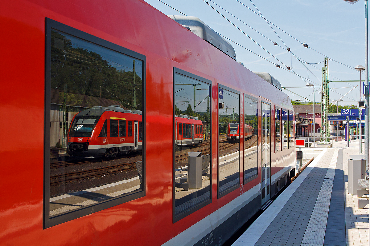 
LINT in LINT....
Siegelbild im Bahnhof Au (Sieg) am 19.07.2014 
Der Dieseltriebwagen 648 202 / 702 spiegelt sich in dem 648 201 / 701, beide sind Alstom Coradia LINT 41 der DreiLänderBahn (DB Regio NRW). 
Zudem hinten spiegelt sich noch 423 555-2 der S-Bahn Köln.