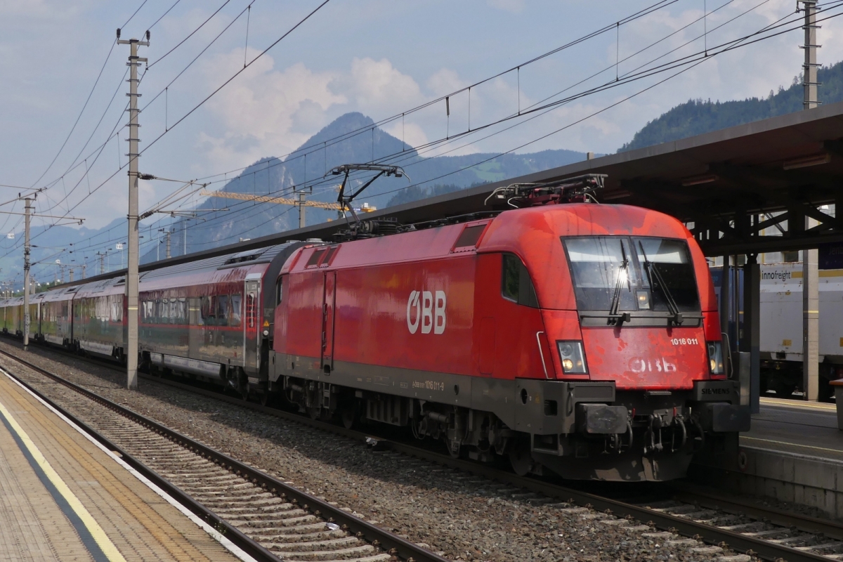 Lok 1016 011, kommt mit den Railjetwagen der neuen Generation im Bahnhof Jenbach an. 082024


