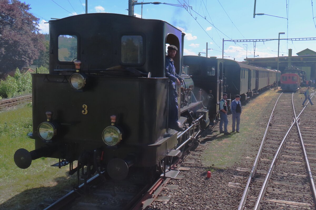 Lok-3 LANGNAU steht mit der Dampfpendelzug ins Depot von Konolfingen am 18 Mai 2025 in die letzte Stünde von das Spektakel  150 Jahre Emmentalbahn .  