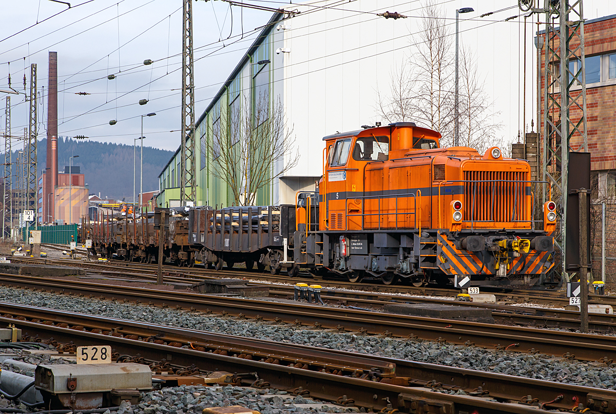 
Lok 5  Helga  der DEW Deutschen Edelstahlwerke (gehört zur Schmolz + Bickenbach AG), zuvor Edelstahlwerke Südwestfalen, rangiert am 14.02.2015 auf den Anschlußgleis in Siegen-Geisweid.

Die Lok ist eine Mak G 500 C und wurde 1975 unter der Fabriknummer 500074 (die letzte dieser Serie) gebaut und als Lok 72 an Krupp Stahl AG, Werk Duisburg-Rheinhausen geliefert. Ein Umbau auf Funksteuerung erfolgte 1979. Durch die anstehende Schließung des Standortes Rheinhausen kam die Lok am 06.11.1987 hier zum damals zur Krupp Stahl AG gehörende Werk Siegen-Geisweid.