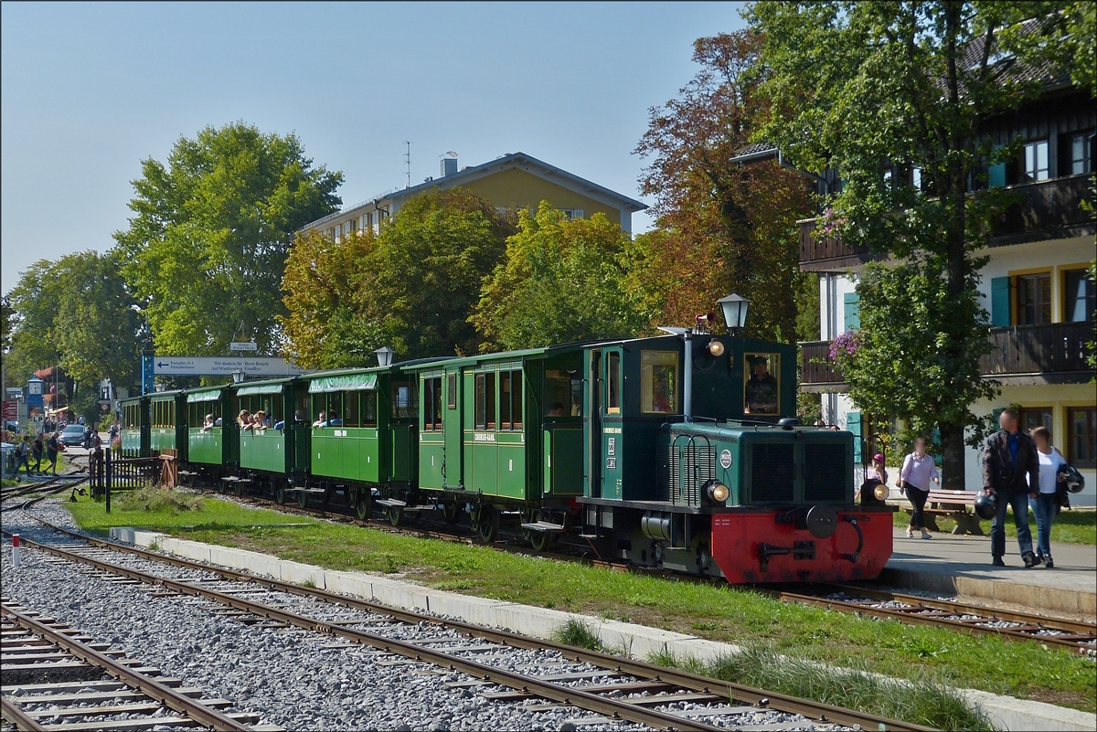  
Lok 57499 der Chiemsee Bahn kommt mit ihrem Zug in Prien am Chiemsee an.
Die Strecke von Prien DB Bahnhof bis zum Schiffsanleger ist 1910 m lang. 16.09.2018

Im Jahr 1982 wurde die Diesellok Nr. 22,von der Halberger-Hütte in Brebach/Saarland erworben. 
Lok Daten: gebaut 1962 bei der Firma Klöckner-Humboldt-Deutz AG unter der Baunr.57499, Bauart B-dh; Spurweite: 1000 mm; 
1990/91 erhielt die Lok einen neuen MAN Motor vom Typ D 2866, die Bremsanlage wurde auf das System Knorr umgerüstet, 
im Jahr 2015 wurde sie in das heutige Erscheinungsbild zurück gebaut. 
In diesem Jahr ist sie im Dauereinsatz weil bei der Dampflok die Hu durchgeführt wird.