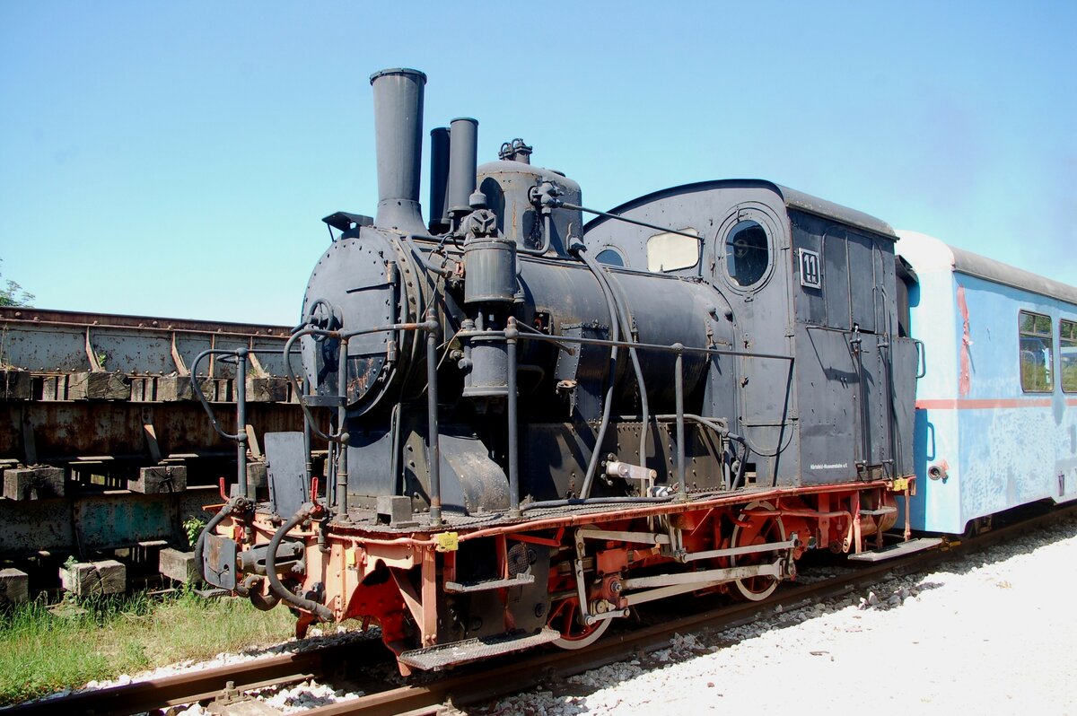 Lok KM Nr.11 wartet auf Aufarbeitung bei der H�rtsfeldbahn in Neresheim am 07.06.2007.