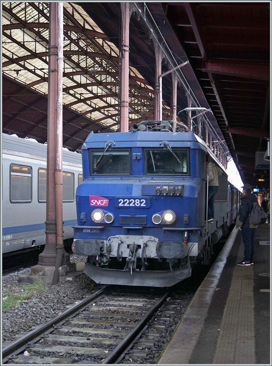 Lokpersonalwechsel auf der SNCF  GRAND EST  BB 22282 mit ihrem TER S�lestat - Saverne in Strasbourg.

12. M�rz 2024
