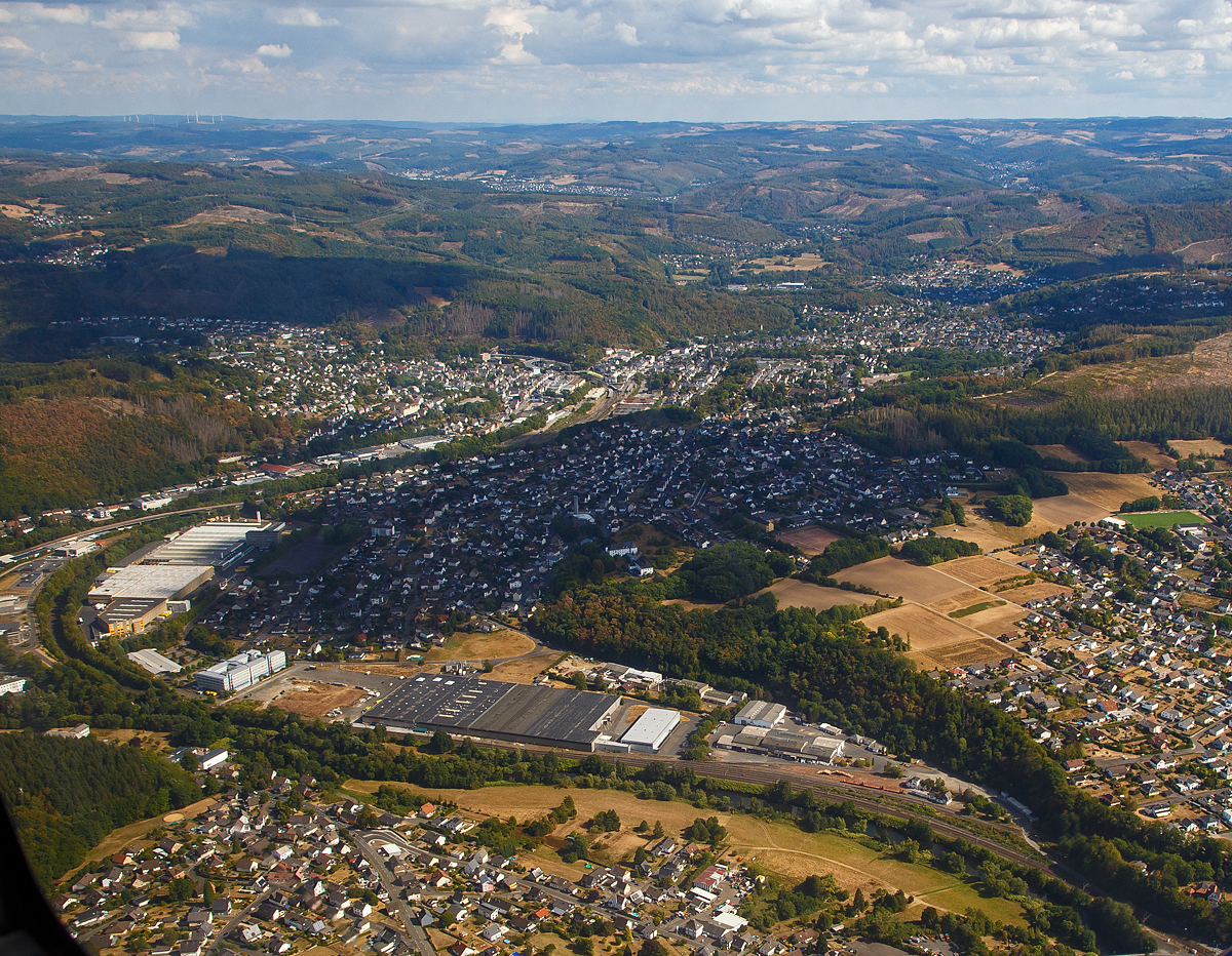 Luftbild der Siegstrecke (KBS 460) zwischen Betzdorf/Sieg und Scheuerfeld am 04.09.2022, Blickrichtung Südosten.

Im Bild Unten rechts, der Kleinbahnhof Scheuerfeld (Sieg) der WEBA (Westerwaldbahn). Ganz unten rechts in der Ecke foängt der DB-Bahnhof Scheuerfeld (Sieg) an. In der Bildmitte der Bahnhof Betzdorf/Sieg. Man kann gut erkennen wie sich die Siegstecke dahin schlängelt, dies ist mit ein Grund warum hier nicht so hohe Geschwindigkeiten gefahren werden können.
