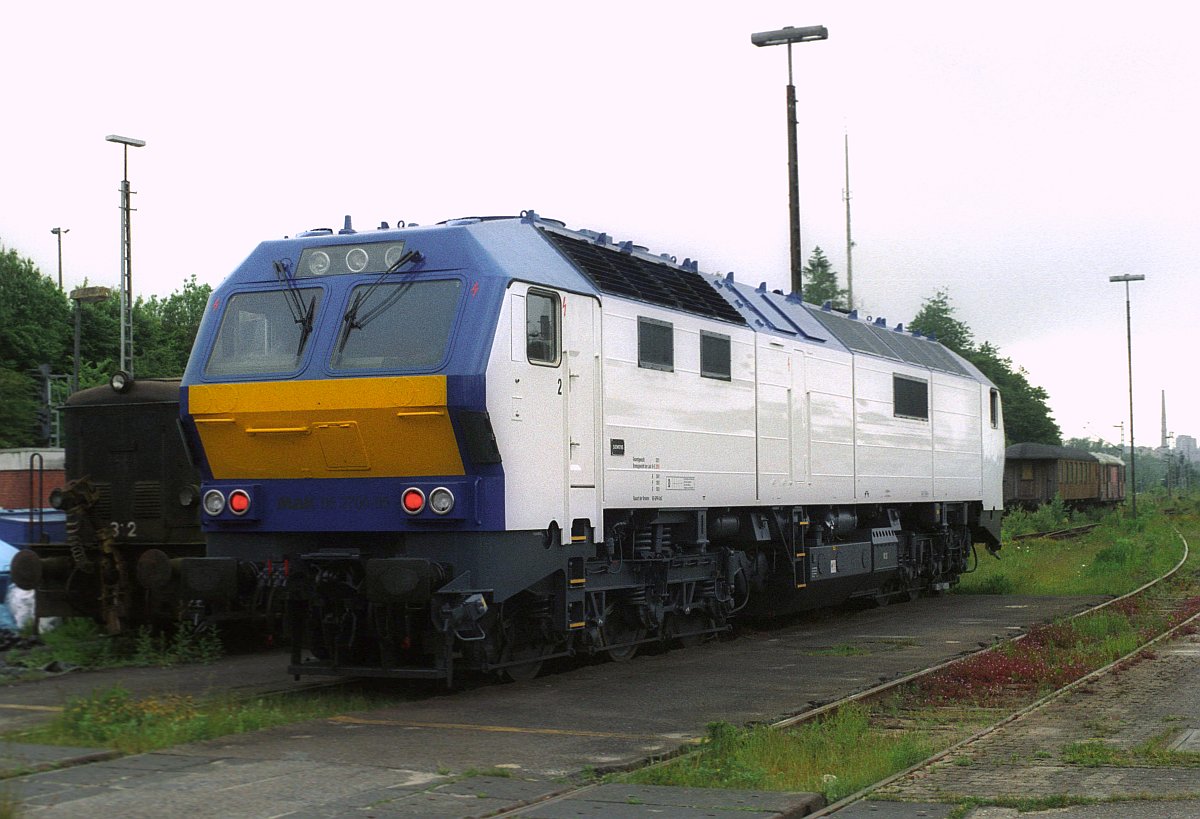 MaK DE 2700-05 abgestellt im/am Bw Flensburg Peelwatt. 17.06.2005