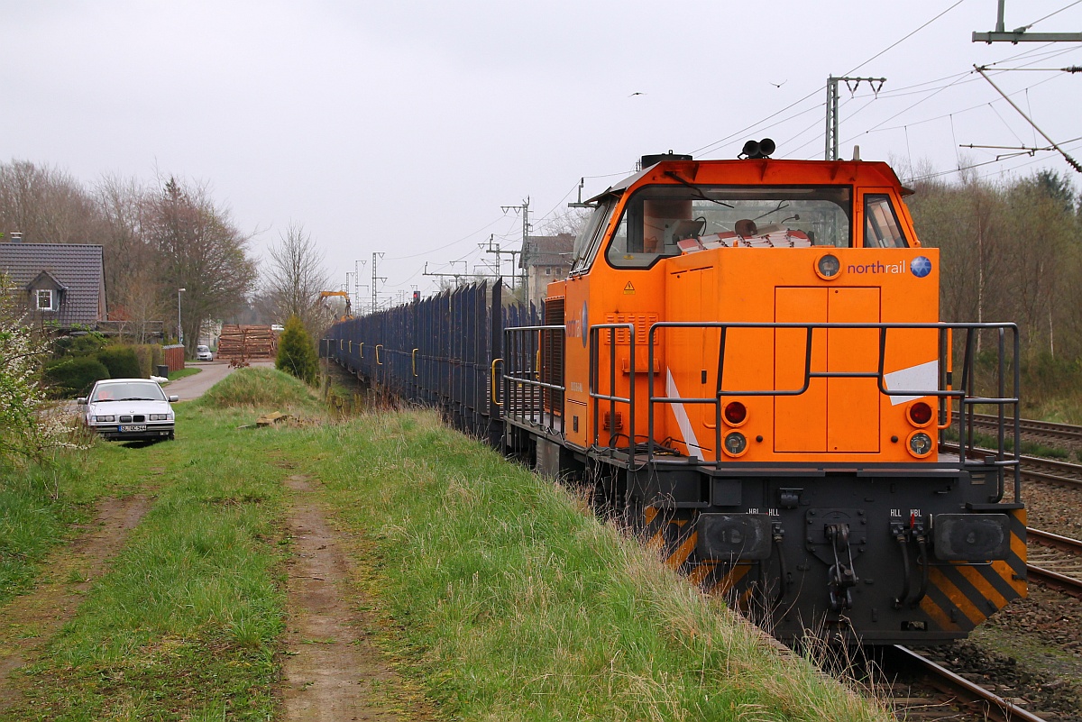 Mal zufällig in Jübek vorbeigeschaut und siehe da die Holzverladung wegen Ostern wurde vorgezogen..Northrail 1275 105-5 ist wieder als Rangierunterstützung mit dabei. Jübek 10.04.2014