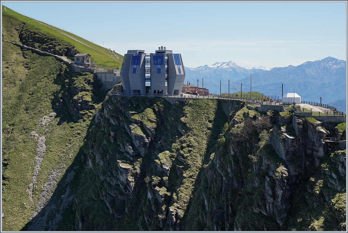 Mario Bottas  Steinblume   - aus dieser Sicht zeigt sich die geniale Idee, wie der Bau einer aufblühenden Knospe gleich aus dem Felsen wächst! 
21. Mai 2017