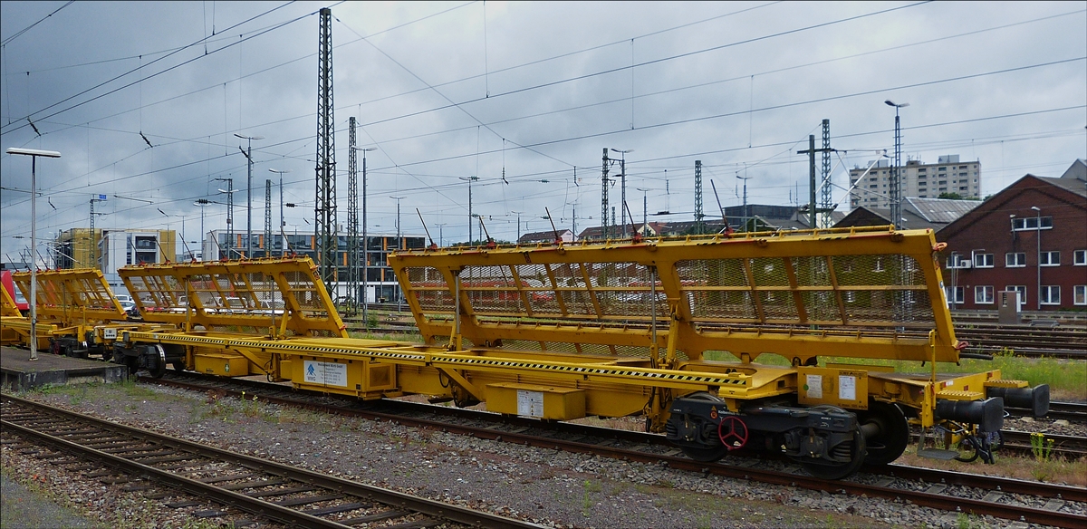 Matisa Weichentransportwagen WTM der ÖBB, Betriebsnr. 99 81 9358 014-4             Bj 2012; Baunr: 74063; LüP 25,26 m; Ladelänge 19,30 m; 19,30 m;          Eigengewicht 34 t;  Tragfähigkeit 30 t;                                       zugelassen für Strecken der Kategorie  C 2; 					kleinster durchfahrbarer  Radius 150 m im Zug;
war am 17.06.2016 im Bahnhof von Saarbrücken abgestellt.