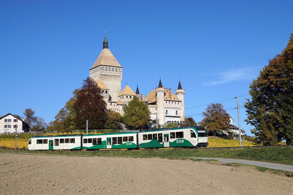 MBC/BAM: Regionalzug bei Vufflens-le-Chateau auf der Fahrt nach Morges am 17. Oktober 2017.
Foto: Walter Ruetsch