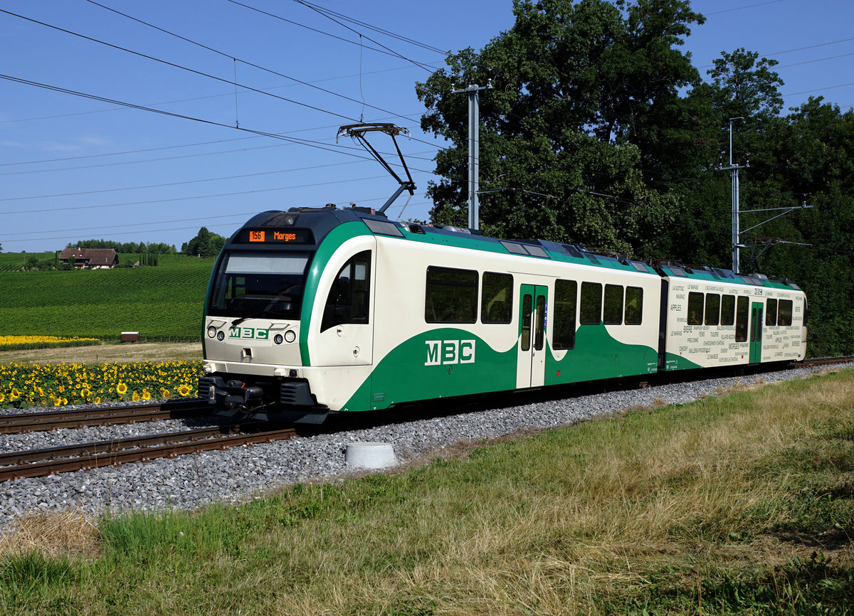 MBC/BAM: Zug 156 unterhalb Vufflens-le-Ch�teau auf der Fahrt nach Morges am 19. Juli 2017. Auch im Kanton Waadt auf den Strecken von MBC/BAM machen die vier neuen Stadler Triebz�ge  der Baureihe Be 4/4 eine gute Figur.
Foto: Walter Ruetsch