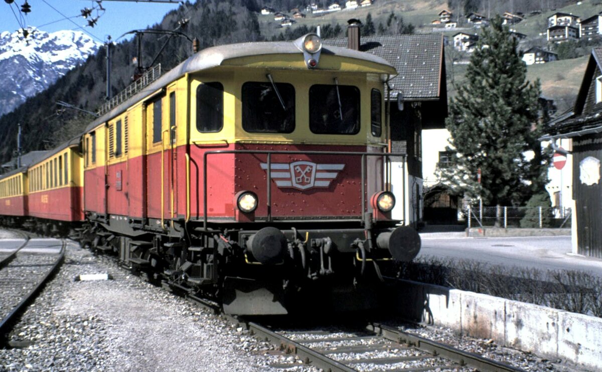 MBS Montafon-Bludenz-Schruns Bahn ET 10.106 mit Wagenzug in Schruns im März 1989. Es handelt sich um einen ehemaligen Gepäcktriebwagen 4060.02, der von der Werkstatt der MBS 1972 umgebaut wurde.