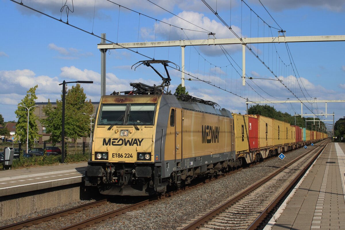 Medway 186 224 schleppt ein Containerzug aus Neuss nach Antwerpen durch Tilburg-Reeshof am 21 Augustus 2025.