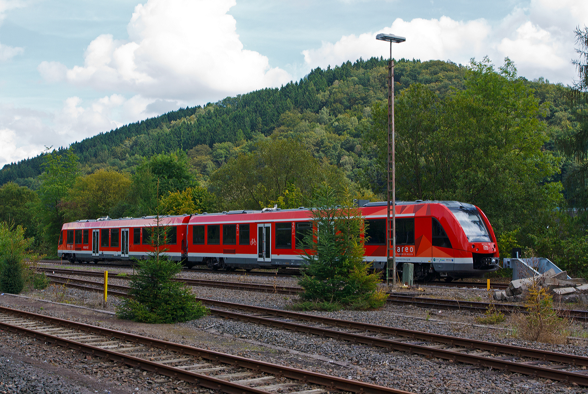 
Mein erster Coradia LINT 54 hat sich noch etwas vor mir versteckt....
Hier ist am 28.08.2014 der zweiteilige Dieseltriebzug Coradia LINT 54 – 622 516 / 622 016 (95 80 0 622 516-2 S-DB / 95 80 0622 016-3 D-DB) der DB Regio (VAREO), beim Bahnhof Dieringhausen abgestellt. 

Die Dieseltriebwagen Coradia LINT 54 wurden von  ALSTOM Transport Deutschland GmbH in Salzgitter entwickelt und gebaut, diese ist Baujahr 2014. Der Triebwagen besteht aus bestehen aus zwei Wagenteilen, die jeweils auf zwei Enddrehgestellen ruhen. Motorisiert ist der Triebzug durch drei Dieselmotoren mit einer Leistung von je 390 kW.

TECHNISCHE DATEN:
Spurweite: 1.435 mm
Achsfolge: B’2’+B’B’
Fahrzeugl�nge �ber Kupplung:  54.270 mm
Fahrzeugbreite: 2.750 mm
Maximale Fahrzeugh�he (�ber SO):  4.310 mm
Einstiegh�he (�ber SO): ca. 800 mm 
Minimaler befahrbarer Radius Werkstatt/Betrieb: 100/125 m
Installierte Motorleistung: 3x390 kW
Leistungs�bertragung: mechanisch
H�chstgeschwindigkeit: 140 km/h 
Eigengewicht: ca. 98 t
Maximale Radsatzlast bei Fahrzeugh�chstgewicht: ca. 18 t
Sitzpl�tze: 180
Stehpl�tze ca. : 170