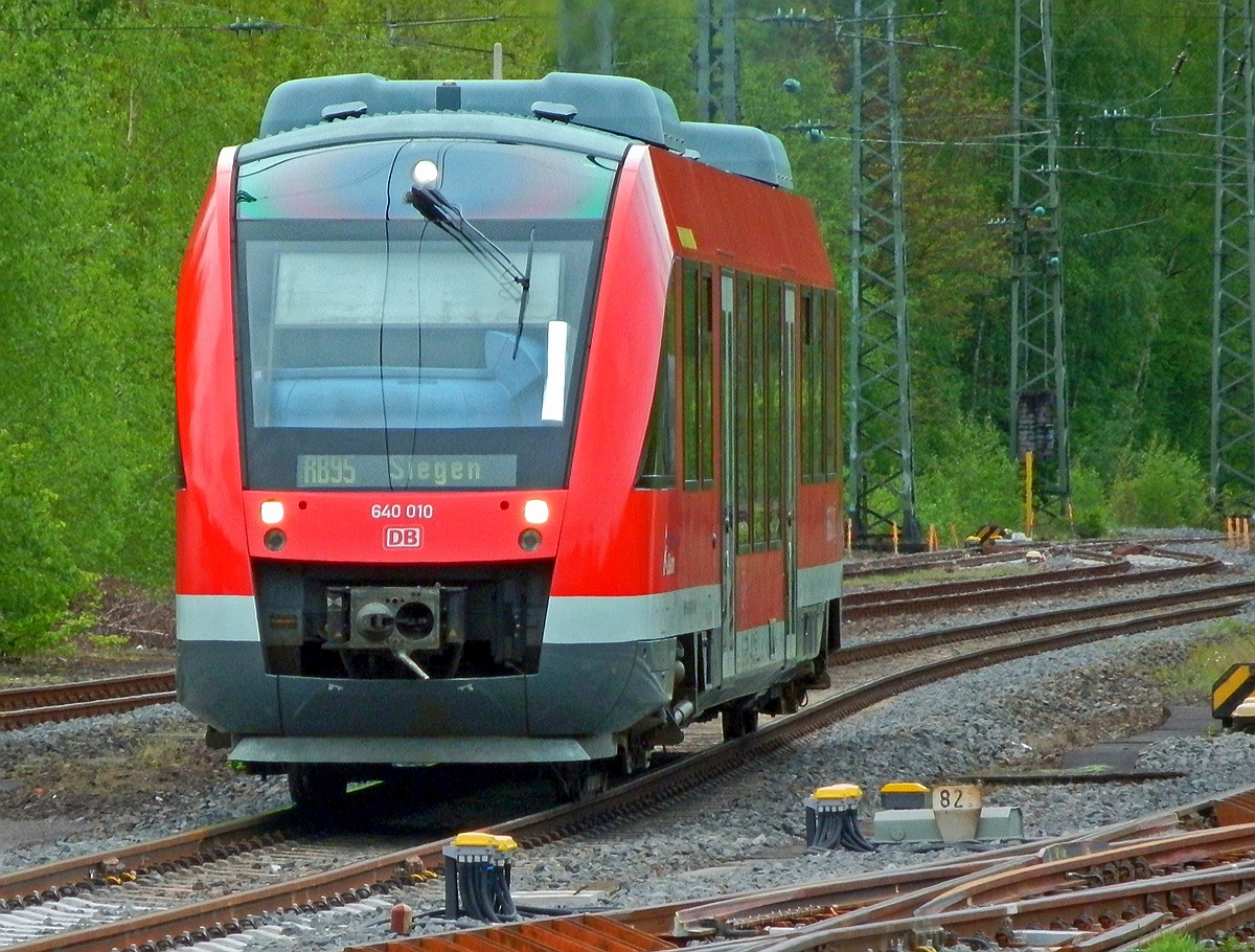 Mein erstes Bahnbild.....

Der LINT 27 - 640010 der DreiL�nderBahn f�hrt am 27.04.2014 als RB 95 in den Bahnhof Betzdorf/Sieg ein.