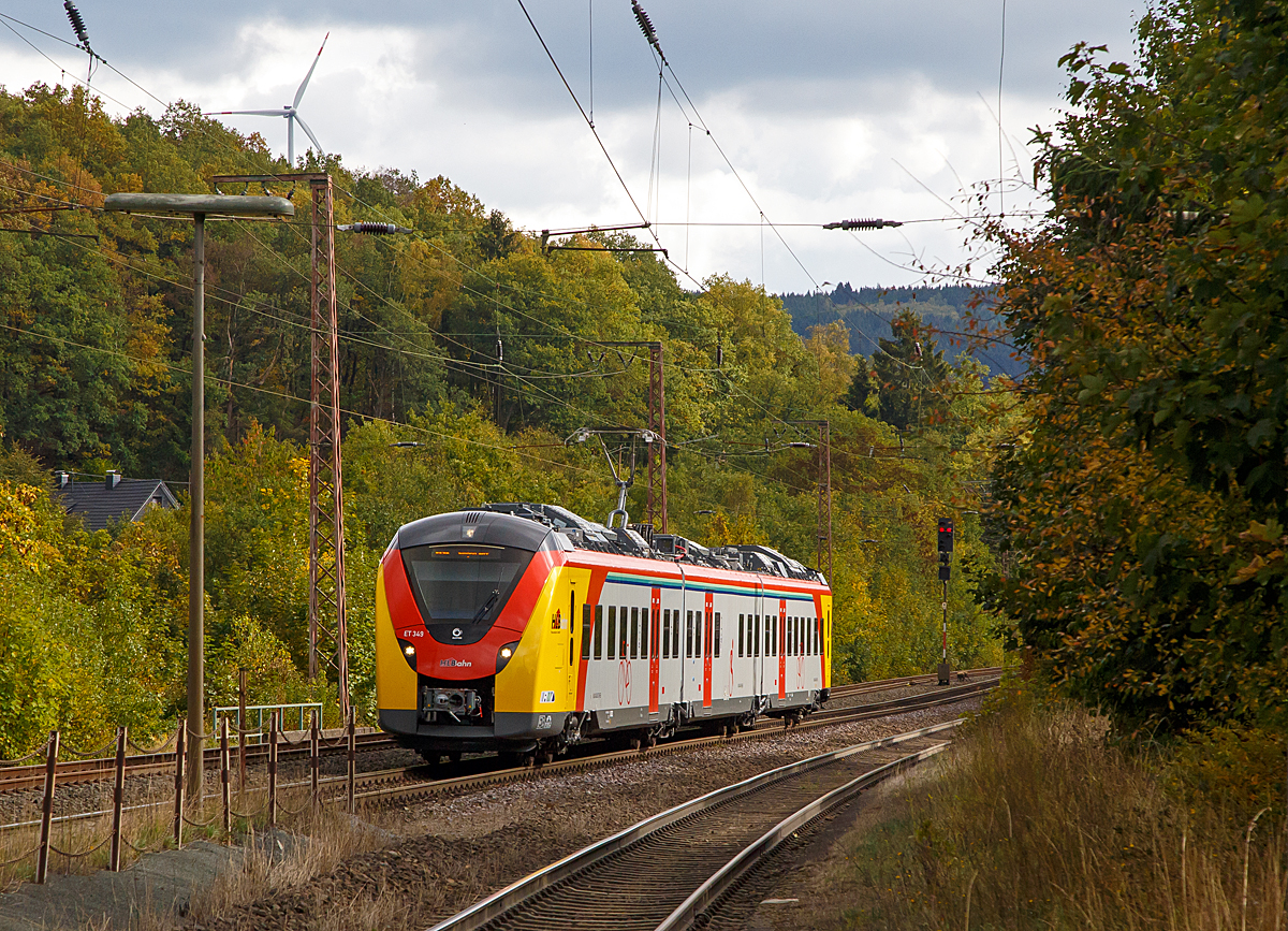 
Mein erstes Bild einer HLB  Grinsekatze ....
Der ET 349 (94 80 1440 349-7 D-HEB / 94 80 1441 849-5 D-HEB / 94 80 1440 849-6 D-HEB) ein dreiteiliger Alstom Coradia Continental der HLB (Hessische Landesbahn) erreicht am 24.09.2018, als  RB 95  Sieg-Dill-Bahn  Dillenburg - Siegen , nun den Hp Wilnsdorf-Rudersdorf bzw. Rudersdorf (Kr. Siegen). 

Hier oben wird man ihn wohl nicht lange sehen,  zurzeit f�hrt er diese Verbindung (einzelne Uml�ufe) zur Personalschulung (auf diese Triebwagen). Ab Fahrplanwechsel im Dezember 2018 verkehren  die Alstom Coradia Continental der HLB im „S�dhessen-Untermain-Netz“ auf den Linien RB 58, RE 59 und RB 75. Daf�r hat die Hessische Landesbahn insgesamt 30 neue Niederflur-Elektrotriebz�ge vom Typ  Alstom Coradia Continental gekauft, 17 vierteilige und 13 dreiteilige ET. 

TECHNISCHE DATEN der BR 1440.3:
Hersteller: Alstom Transport Deutschland GmbH
Spurweite: 1.435 mm
Achsfolge: Bo‘(2‘)( Bo‘)Bo‘ in Klammern Jakobs-Drehgestelle
L�nge �ber Kupplung: 56.900 mm
Breite: 2.920 mm
Drehzapfenabst�nde: 15.500 / 16.400 / 15.500 mm
Achsabstand im Enddrehgestell: 2.400 mm
Achsabstand im Drehgestell: 2.700 mm
Maximale H�he (�ber SO): 4.280 mm
Eigengewicht: 119,8
Minimaler befahrbarer Gleisbogen Werkstatt/Betrieb: 100/150 m
Niederfluranteil:  ca. 89 %
Sitzpl�tze: 173 (davon 12 in der 1. Klasse)
Stromsystem: 15 kV / 16,7 Hz
H�chstgeschwindigkeit: 160 km/h
Nennleistung: 2.520 kW
Anzahl Fahrmotoren: 6
Zugbeeinflussungs-System: LZB / PZB 90
