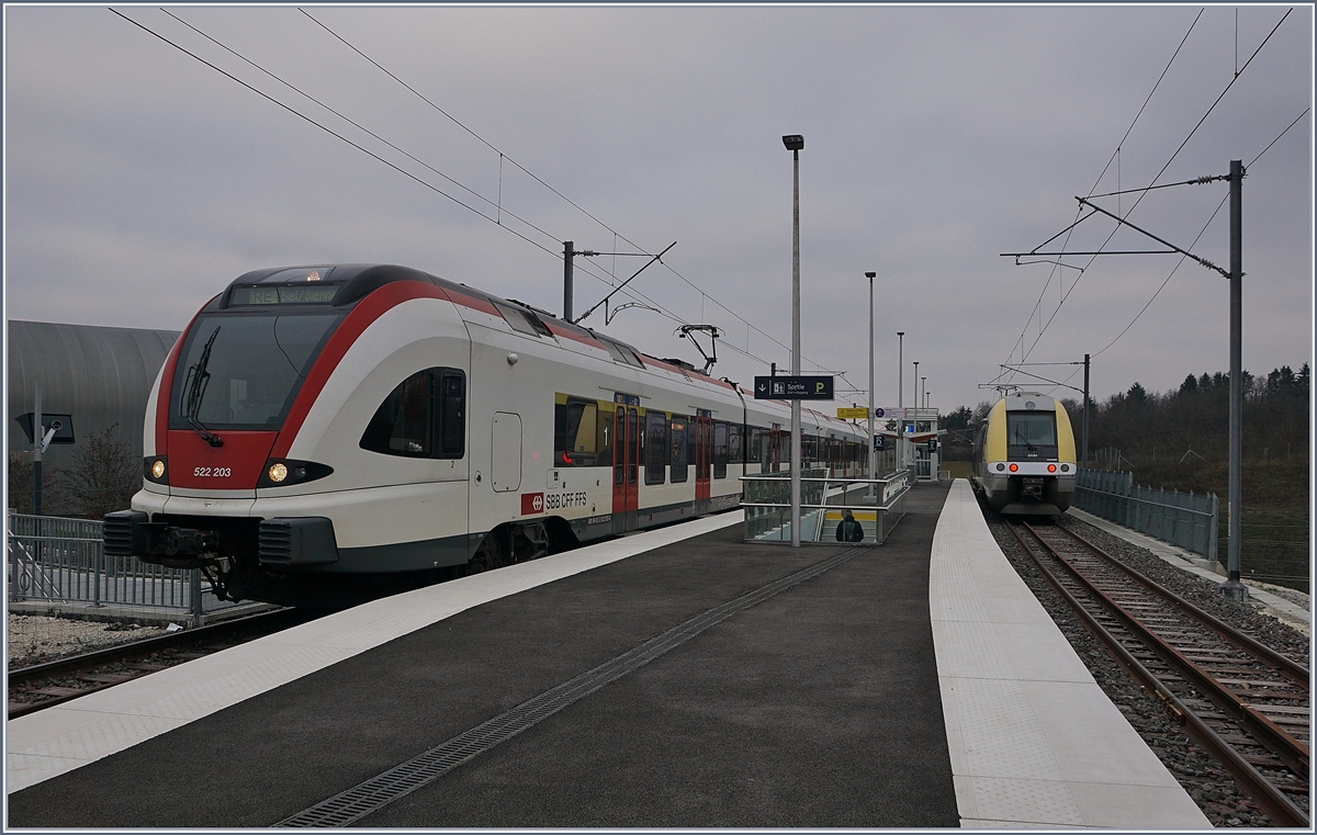 Meroux, 856 Einwohner (Stand 1915), drei Bahnh�fe und direkte Verbindungen unter anderem nach Belfort, Buix und Grenchen Nord, aber auch nach Paris, Marseille, Luxembourg und Frankfurt! Im Bild der Bahnhof Meroux (TGV) der seit dem 9. Dez. 2018 wieder in Betrieb genommenen Strecke von Delle nach Belfort mit dem abfahrbereiten SBB RABe 522 203 als RE 18169 nach Biel/Bienne. 15. Dezember 2018