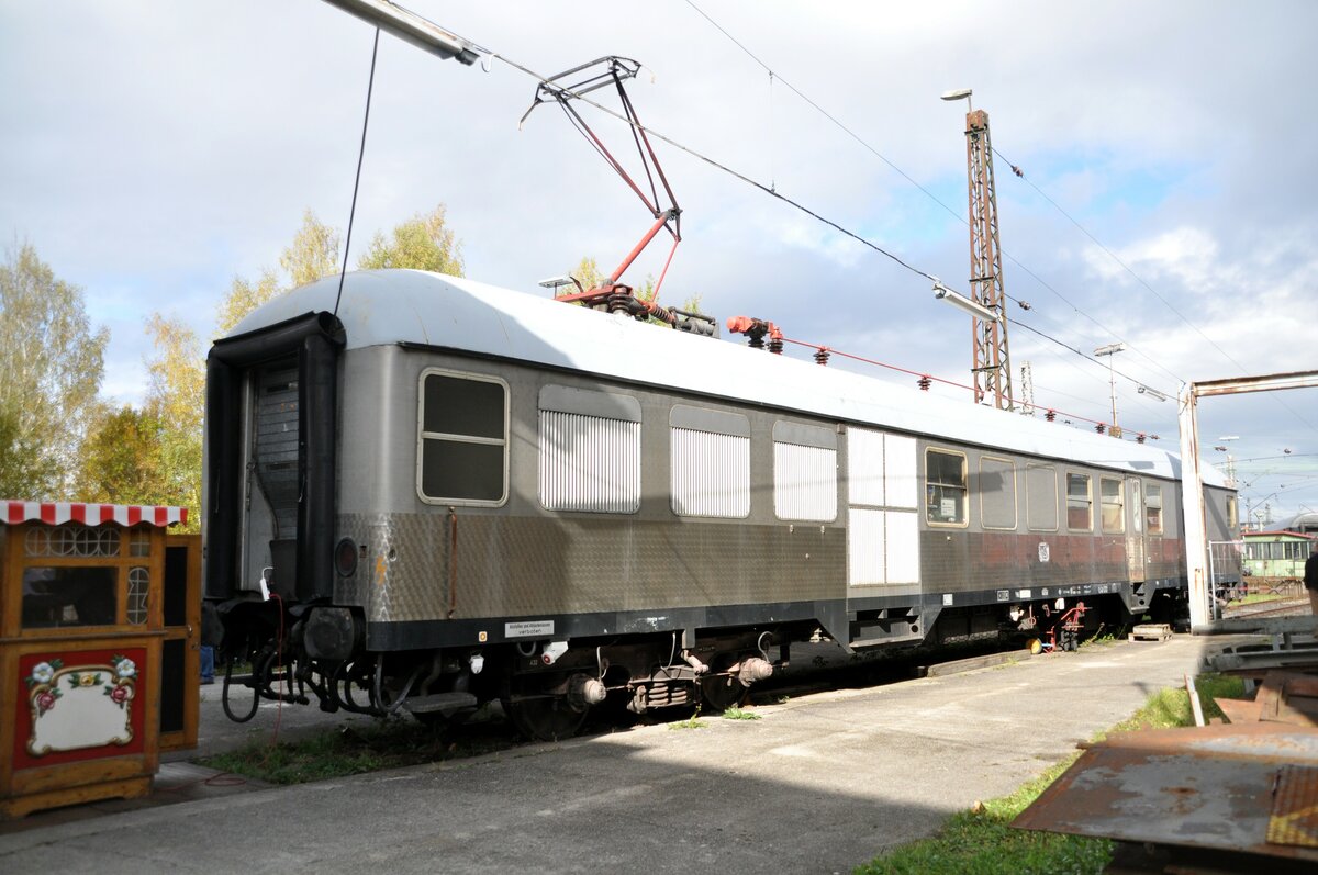 Meßwagen 61 80 99 33 001-1 Silberling mit Steuerkabine (Wendezugeinrichtung) im Bahnpark Augsburg am 25.10.2009.