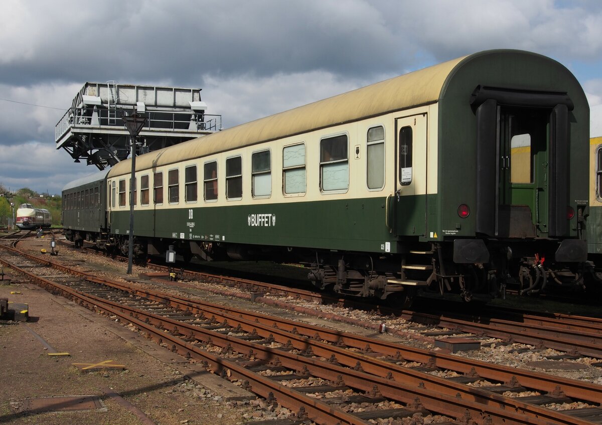 Metro-Buffet- und Reisezugwagen der DR 51 50 05-45 009-3 im Sächsischen Eisenbahnmuseum Chemnitz am 19.04.2017.